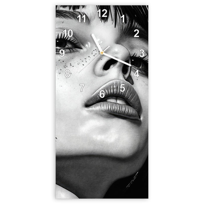 Wanduhr Mystischer Blick aus Glas – Hochformat 30 × 60 cm mit Ziffernblatt Modern