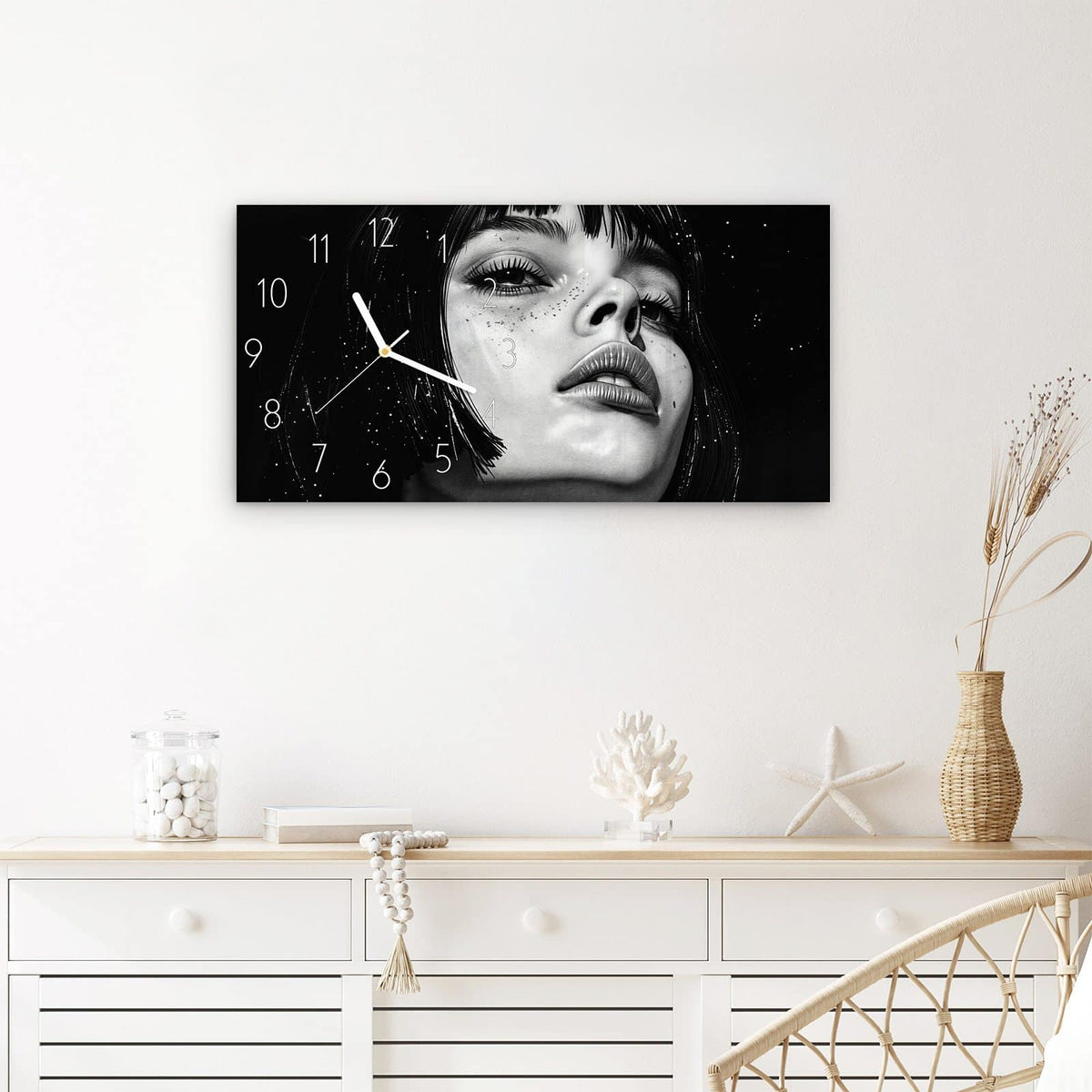 Wanduhr Mystischer Blick aus Glas – Querformat 60 × 30 cm – Gezeichnetes Gesicht im Sternenlicht