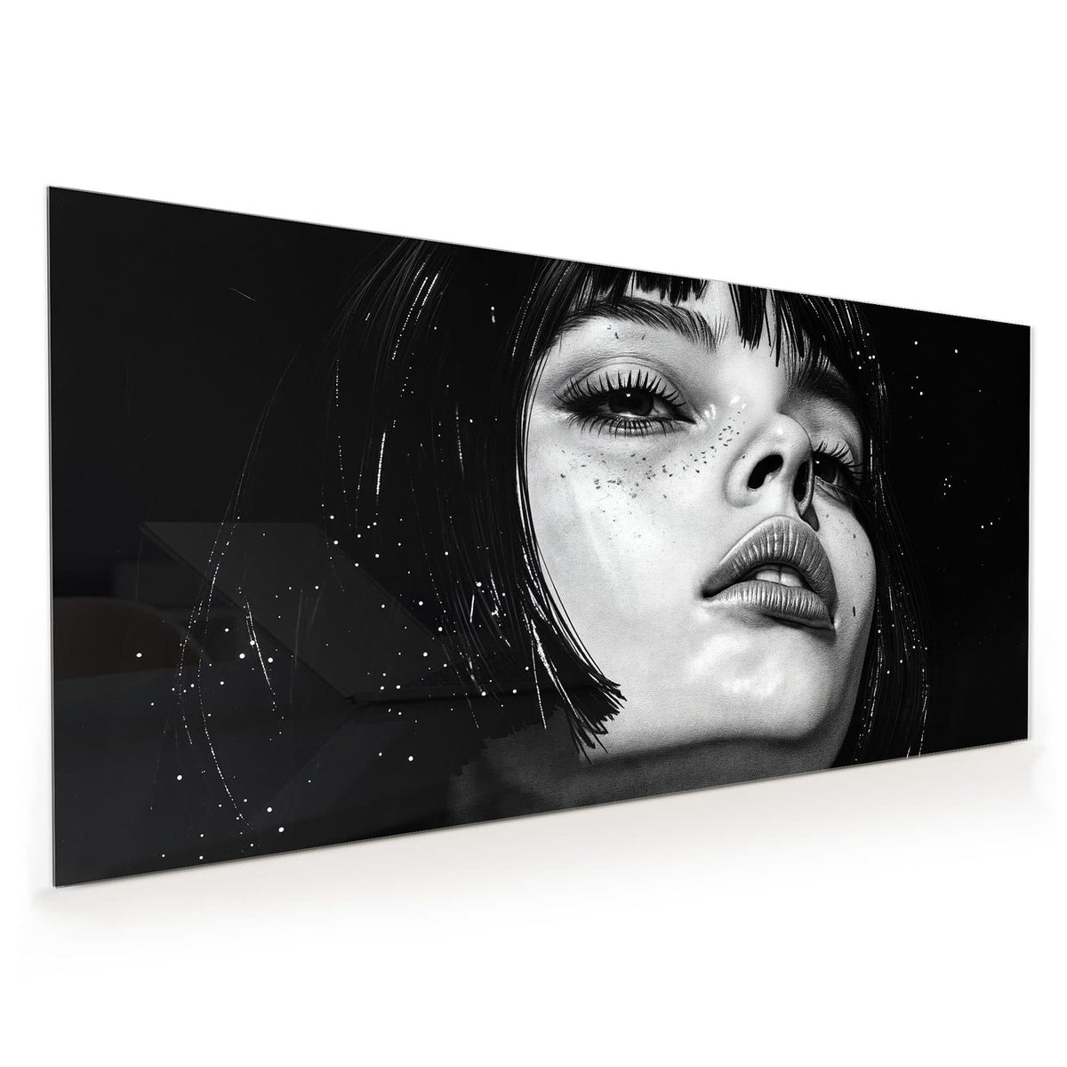 Küchenrückwand aus Glas im Hochformat: Schwarz-weißes Gesicht mit Bob, nach hinten geneigt, helle Sprenkel wie Sternenstaub