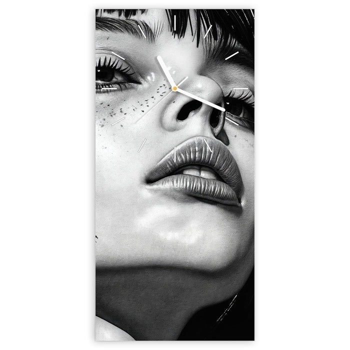 Wanduhr Mystischer Blick aus Glas – Hochformat 30 × 60 cm mit Ziffernblatt Linie