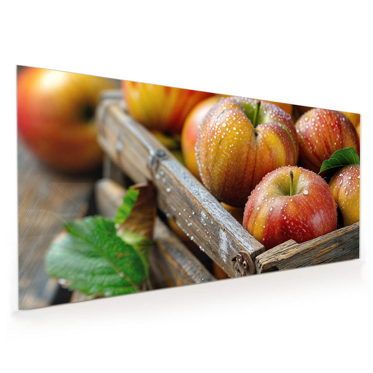 Küchenrückwand aus Glas im Hochformat: Rotgelbe Äpfel mit Wassertropfen in einer groben, verwitterten Holzkiste