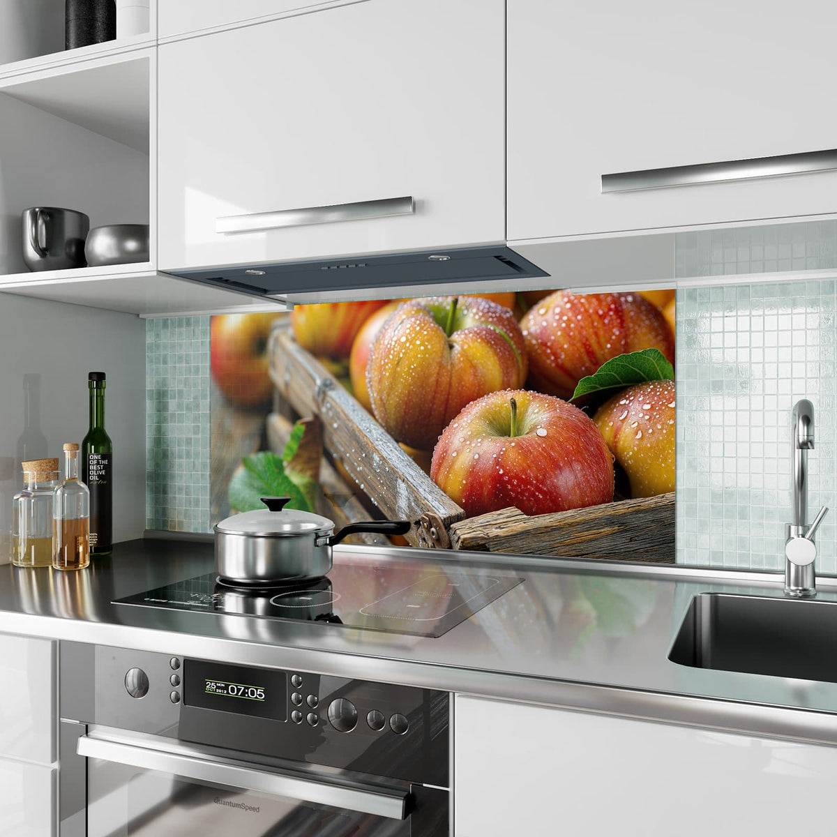 Küchenrückwand aus Glas Äpfel in der Holzkiste im Hochformat als Spritzschutz hinter dem Kochfeld, über dem Fliesenspiegel montiert