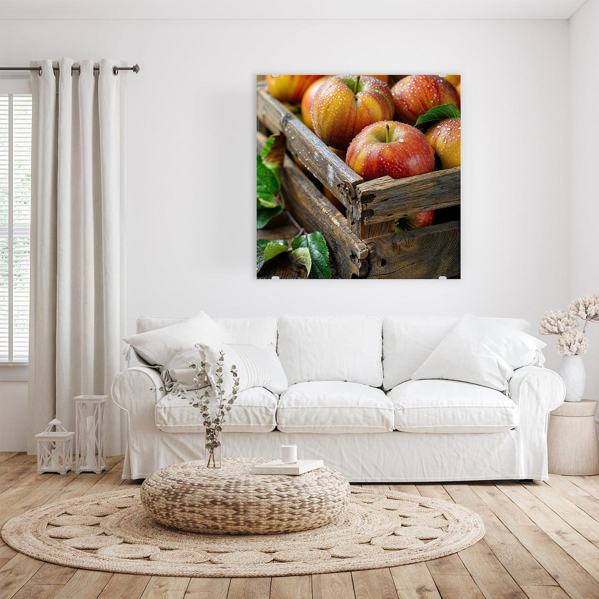 Glasbild Äpfel in der Holzkiste an der Wand – Rotgelbe Äpfel mit Wassertropfen in einer groben, verwitterten Holzkiste