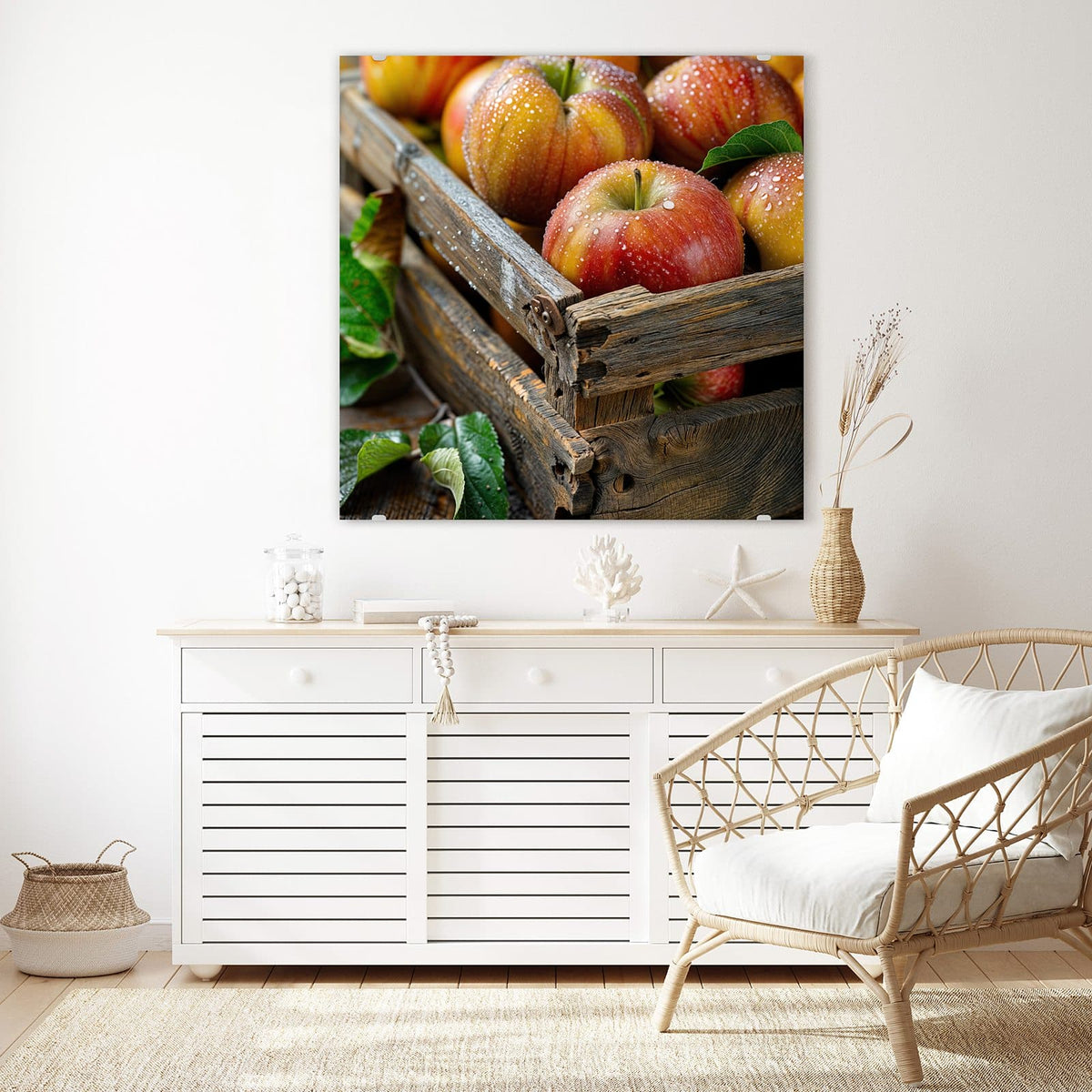 Glasbild Äpfel in der Holzkiste an der Wand – Rotgelbe Äpfel mit Wassertropfen in einer groben, verwitterten Holzkiste