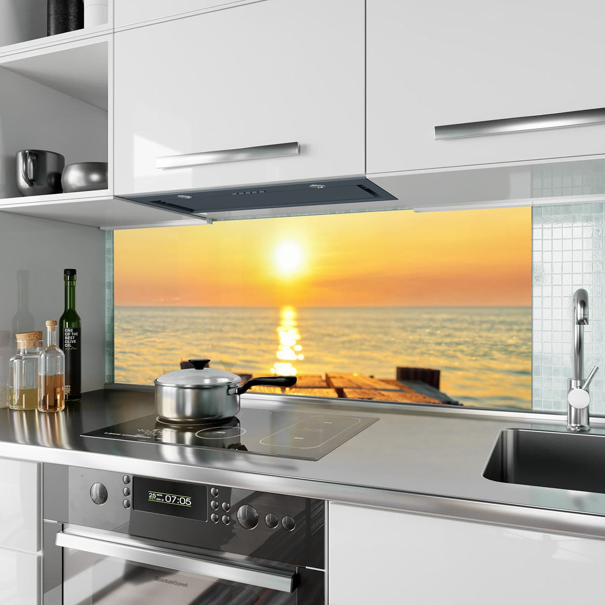 Küchenrückwand aus Glas Holzsteg am Meer im Hochformat als Spritzschutz hinter dem Kochfeld, über dem Fliesenspiegel montiert