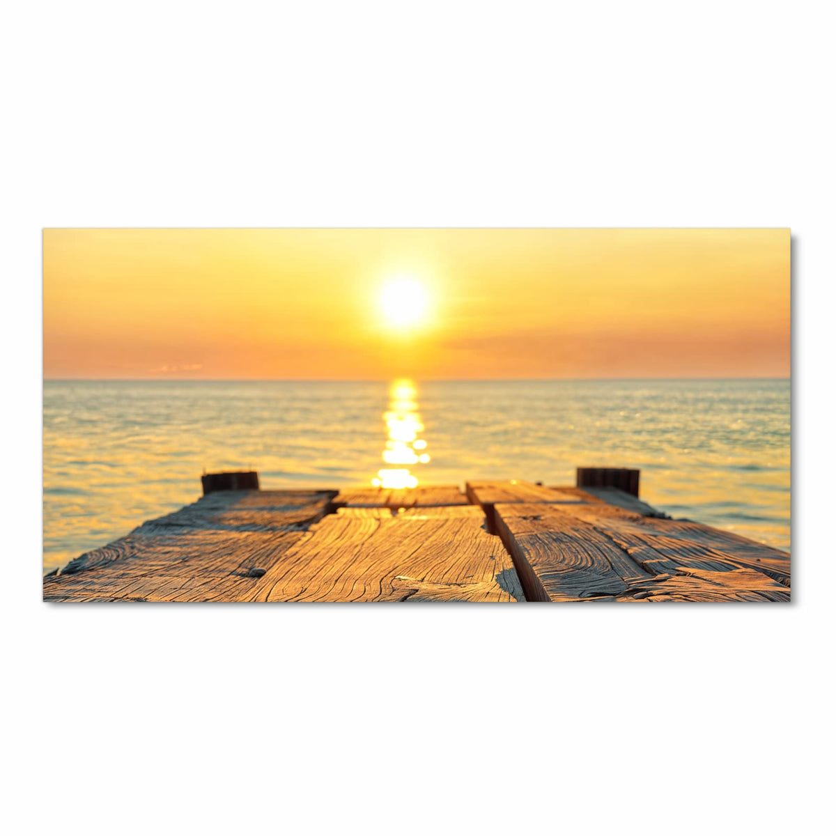 Verwitterte Holzplanken eines Stegs, dahinter Sonnenuntergang über dem Meer