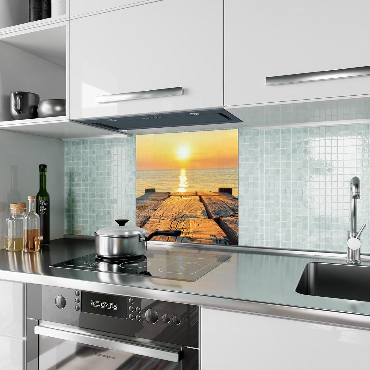 Küchenrückwand aus Glas Holzsteg am Meer im quadratischen Format als Spritzschutz hinter dem Kochfeld, über dem Fliesenspiegel montiert