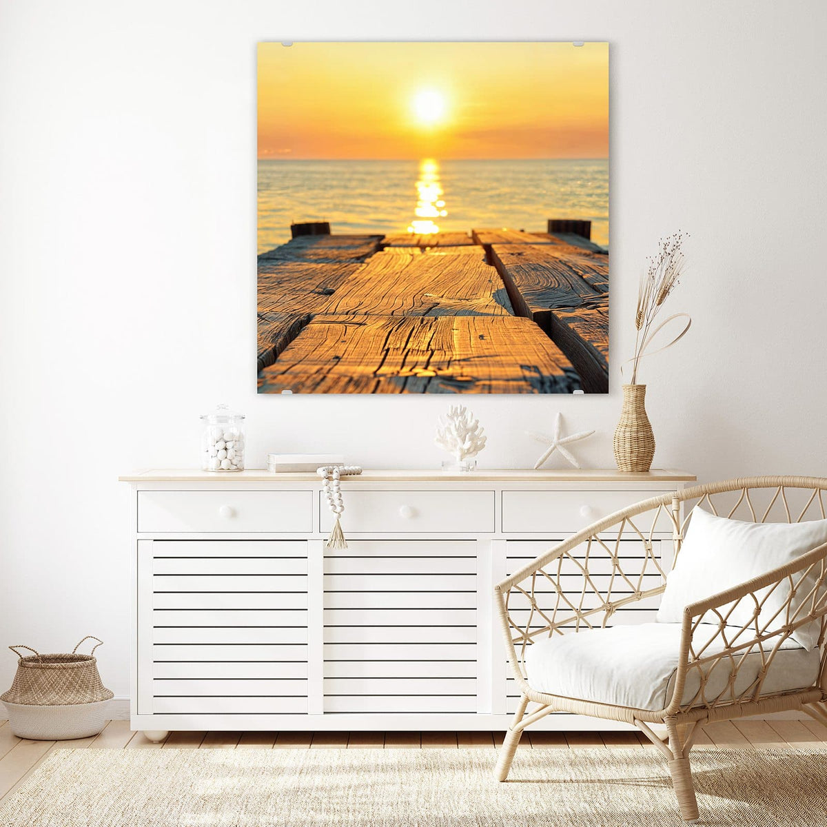 Glasbild Holzsteg am Meer an der Wand – Verwitterte Holzplanken eines Stegs, dahinter Sonnenuntergang über dem Meer