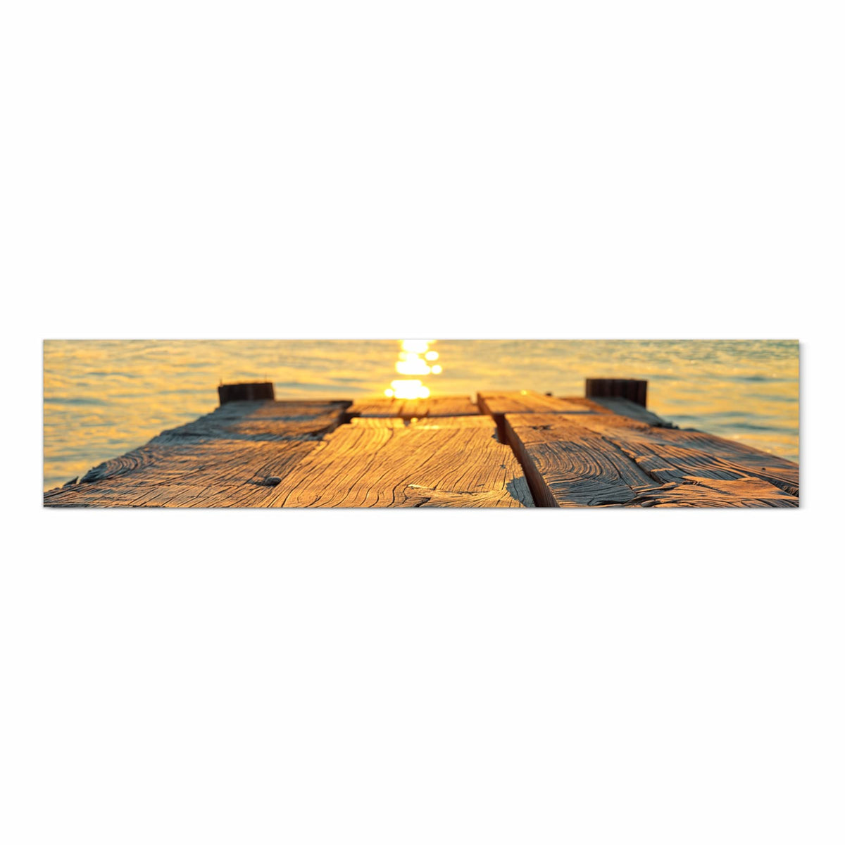Verwitterte Holzplanken eines Stegs, dahinter Sonnenuntergang über dem Meer