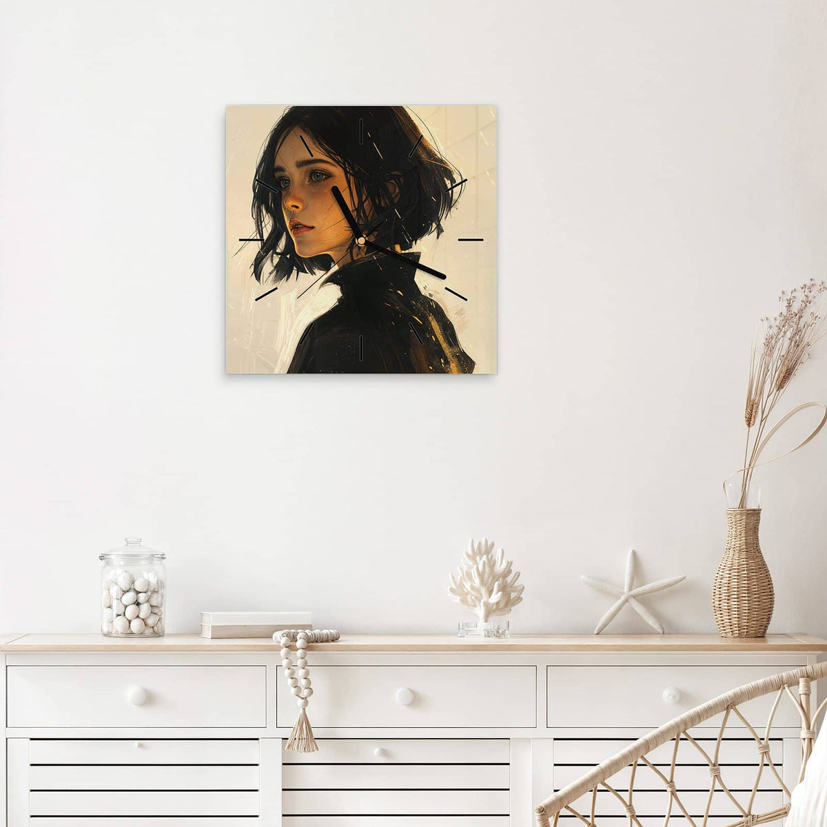 Quadratische Wanduhr aus Glas Frau mit dunklem Bob mit Ziffernblatt Linie über einem weißen Sideboard