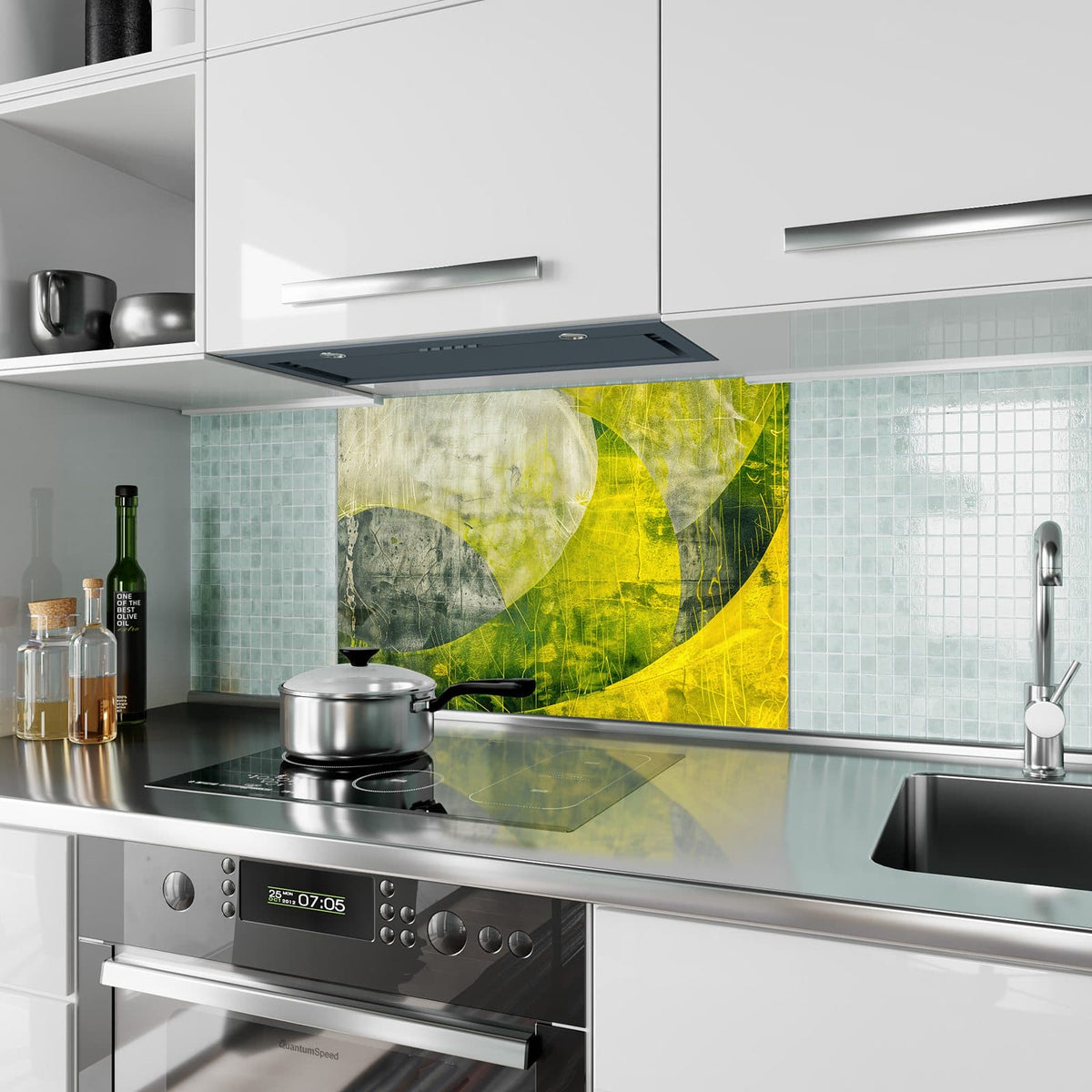 Küchenrückwand aus Glas Gelbgrüne Formen im Hochformat als Spritzschutz hinter dem Kochfeld, über dem Fliesenspiegel montiert