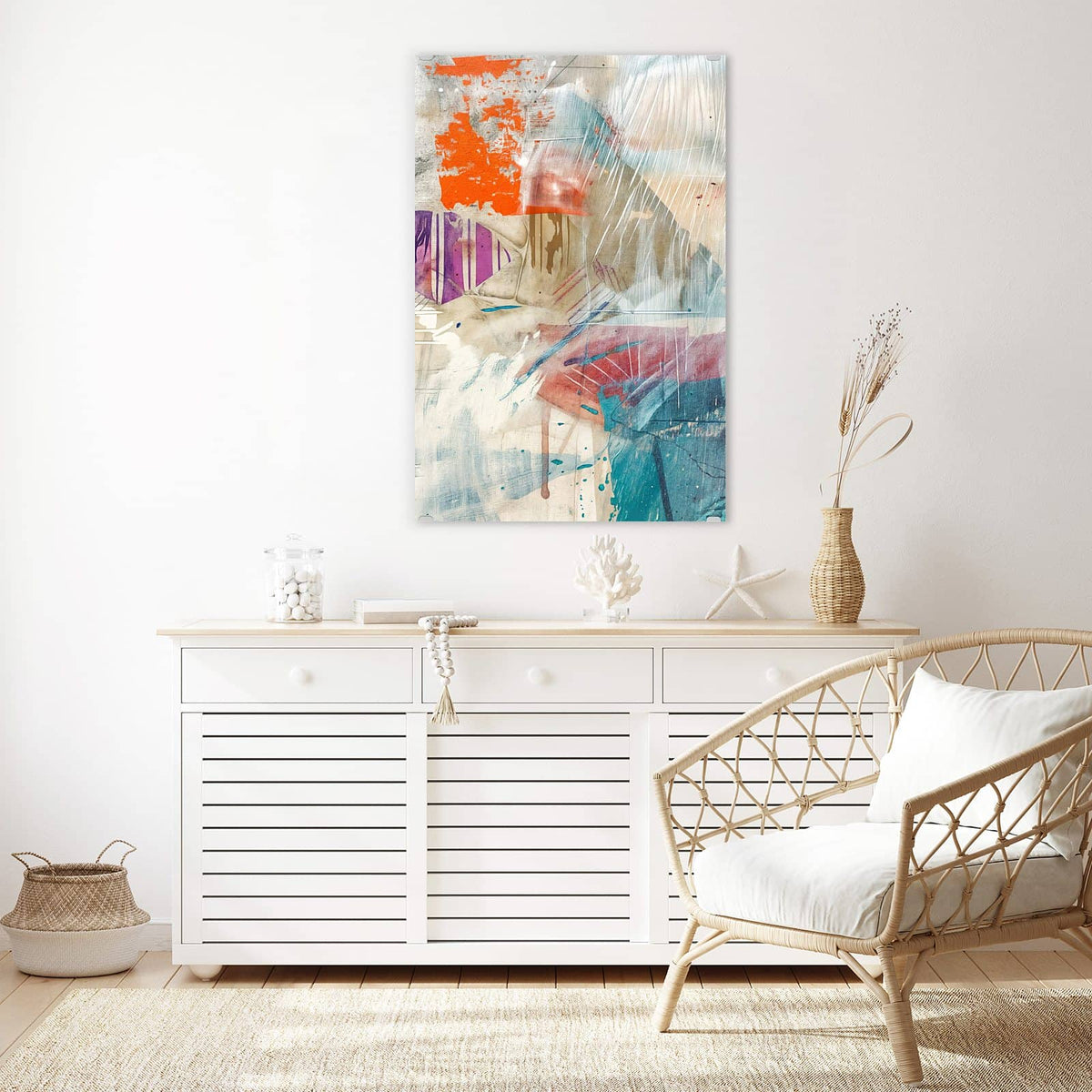Glasbild Moderne Abstraktion an der Wand – Collage aus orangen, violetten und türkisen Farbfeldern auf hellem Putz