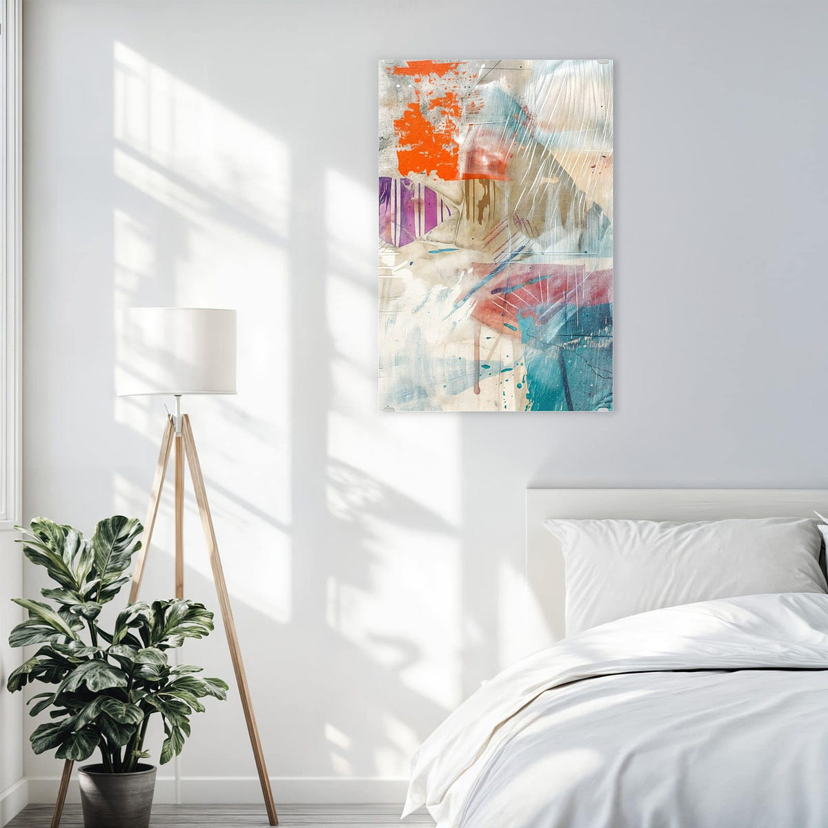 Glasbild Moderne Abstraktion an der Wand – Collage aus orangen, violetten und türkisen Farbfeldern auf hellem Putz