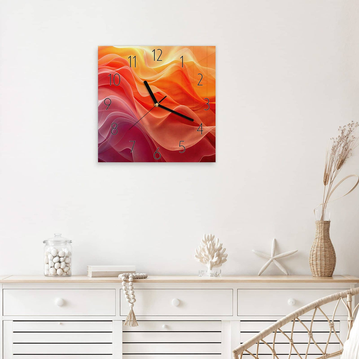 Quadratische Wanduhr aus Glas Orange Seidenfalten mit Ziffernblatt Elegant über einem weißen Sideboard