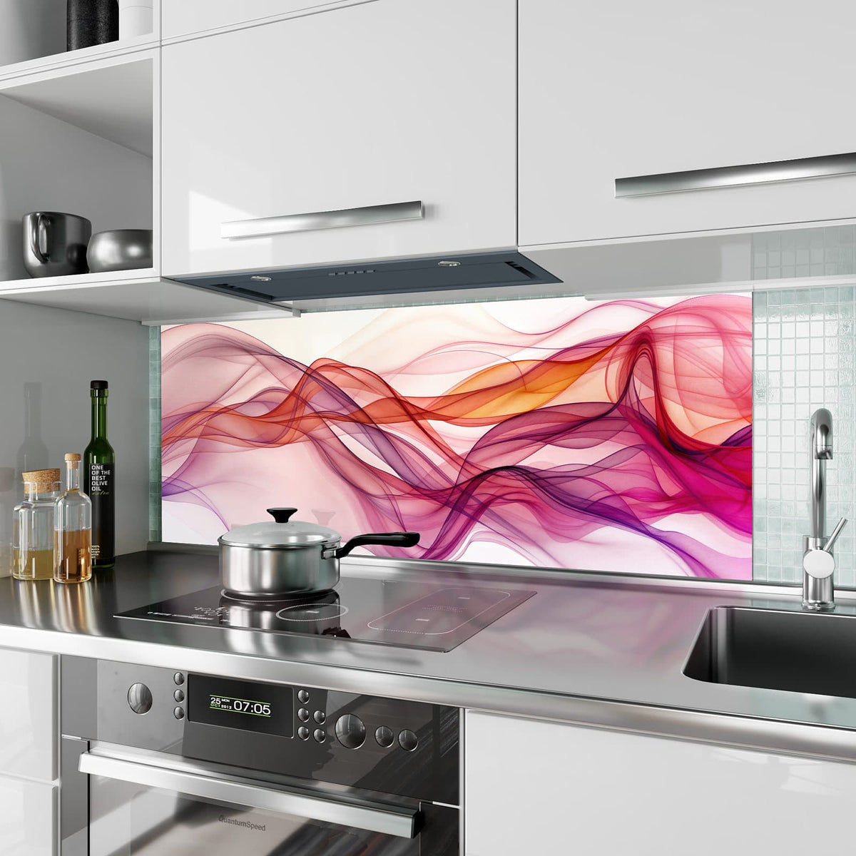 Küchenrückwand aus Glas Magenta Schleier im Hochformat als Spritzschutz hinter dem Kochfeld, über dem Fliesenspiegel montiert