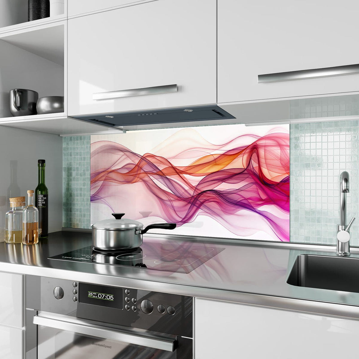 Küchenrückwand aus Glas Magenta Schleier im Hochformat als Spritzschutz hinter dem Kochfeld, über dem Fliesenspiegel montiert