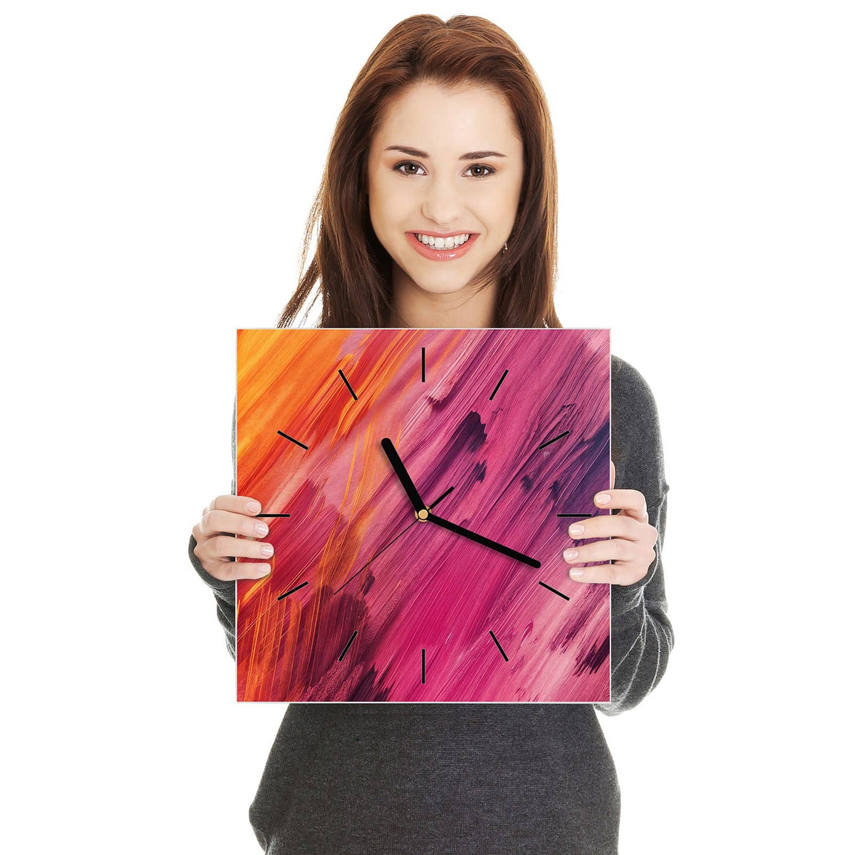 Quadratische Wanduhr aus Glas Diagonale Farbstriche in zwei Händen gehalten – Größenvergleich, 30 × 30 cm