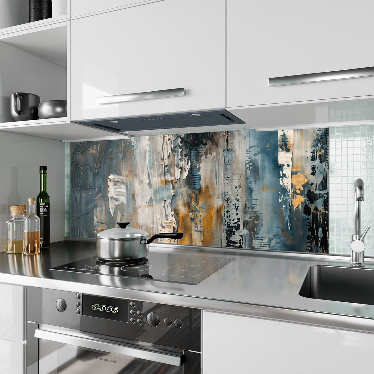 Küchenrückwand aus Glas Blaue Farbschichten im Hochformat als Spritzschutz hinter dem Kochfeld, über dem Fliesenspiegel montiert
