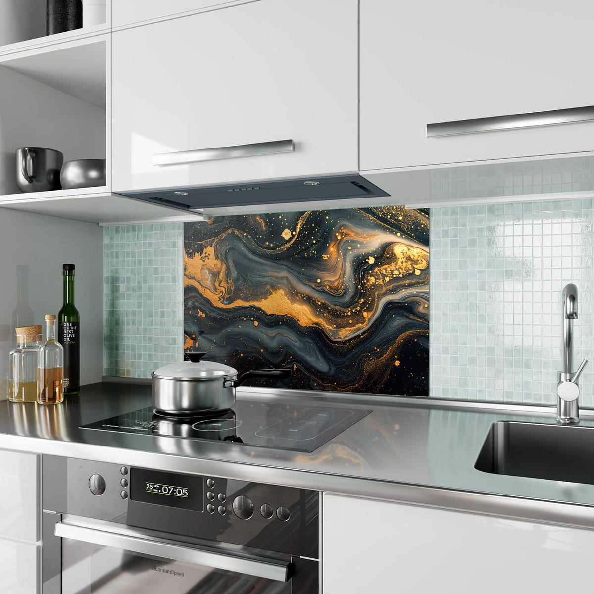 Küchenrückwand aus Glas Marmor mit Goldadern im Hochformat als Spritzschutz hinter dem Kochfeld, über dem Fliesenspiegel montiert