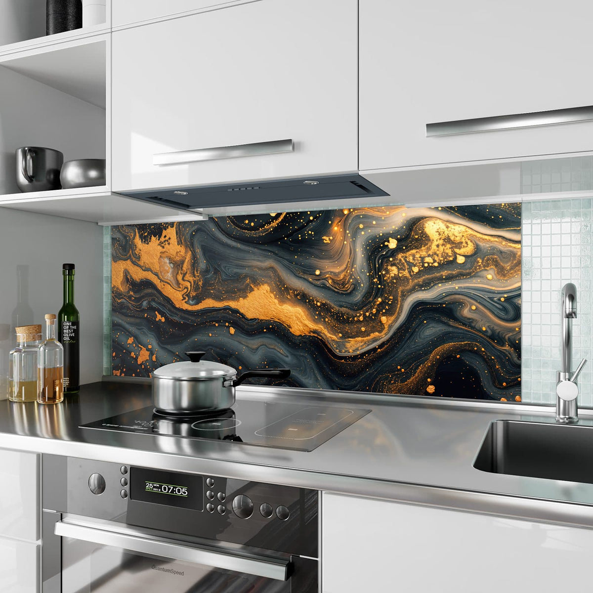 Küchenrückwand aus Glas Marmor mit Goldadern im Hochformat als Spritzschutz hinter dem Kochfeld, über dem Fliesenspiegel montiert