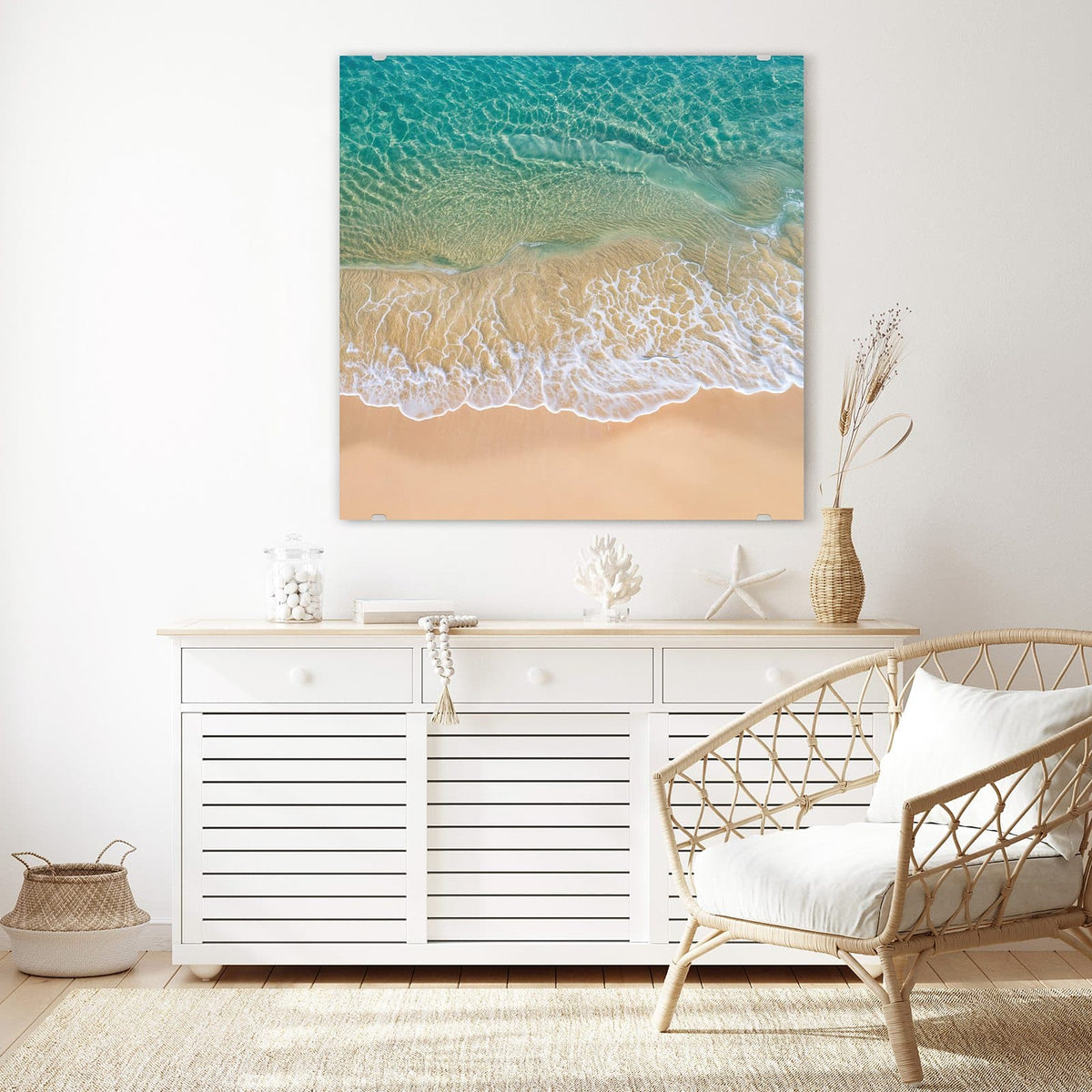 Glasbild Mintgrünes Flachwasser an der Wand – Luftbild in Pastell: mintgrünes Flachwasser mit zartem Schaum auf pfirsichfarbenem Sand