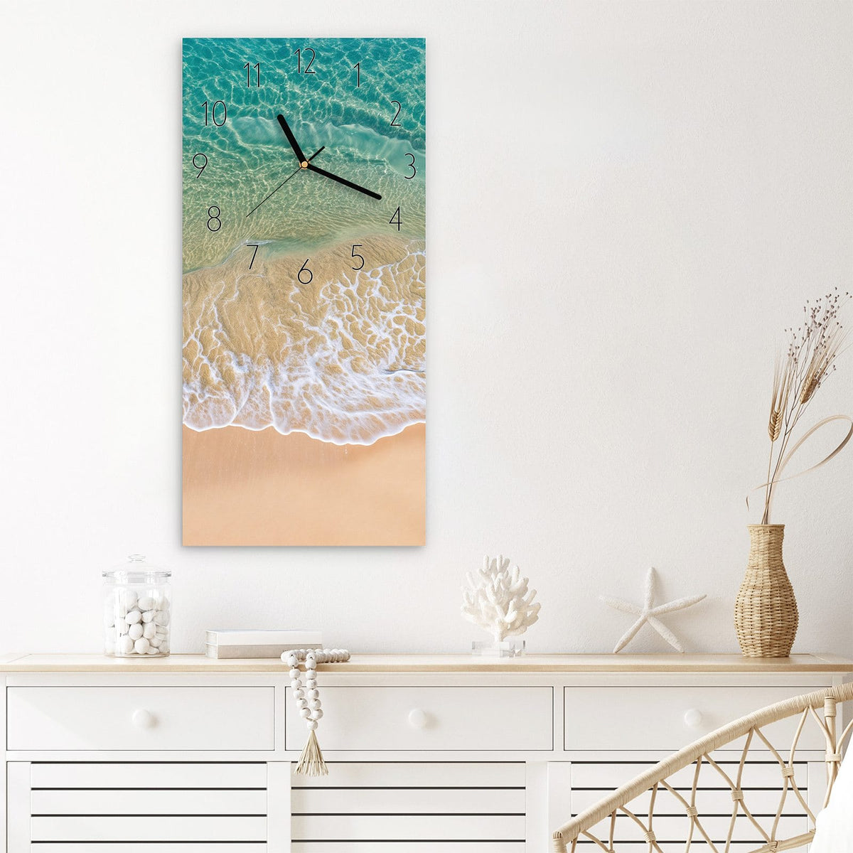 Wanduhr Strandwellen aus Glas – Gischtmuster zwischen Meer und Sand