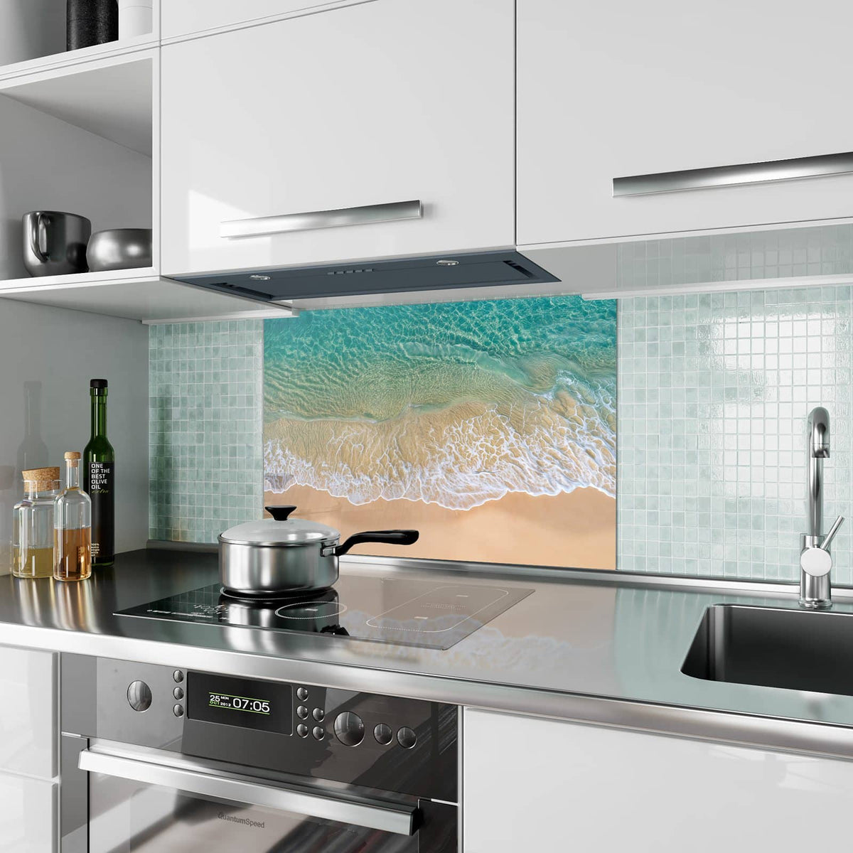 Küchenrückwand aus Glas Mintgrünes Flachwasser im Hochformat als Spritzschutz hinter dem Kochfeld, über dem Fliesenspiegel montiert