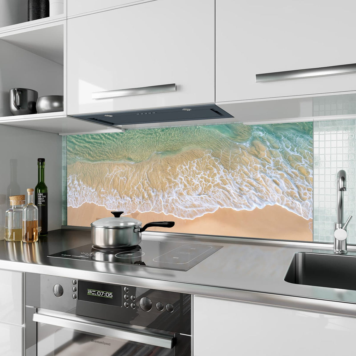 Küchenrückwand aus Glas Mintgrünes Flachwasser im Hochformat als Spritzschutz hinter dem Kochfeld, über dem Fliesenspiegel montiert