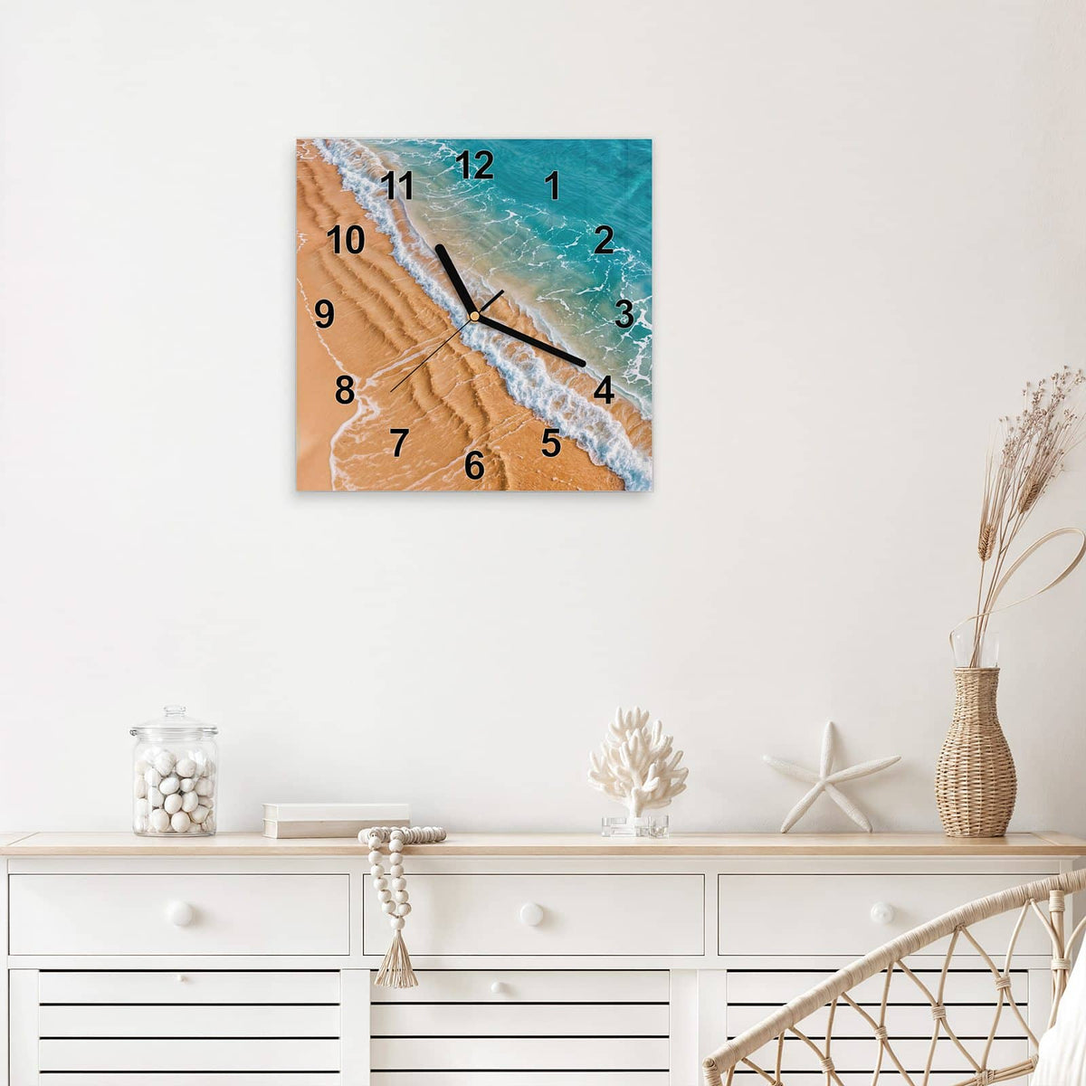 Quadratische Wanduhr aus Glas Sandrippen am Ufer mit Ziffernblatt Modern über einem weißen Sideboard