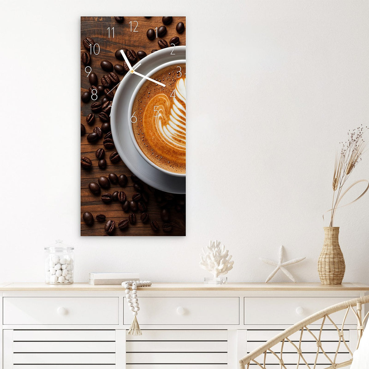 Wanduhr Stille Kaffeegenuss aus Glas – Hochformat 30 × 60 cm – Latte-Art-Blatt auf dunklem Holz