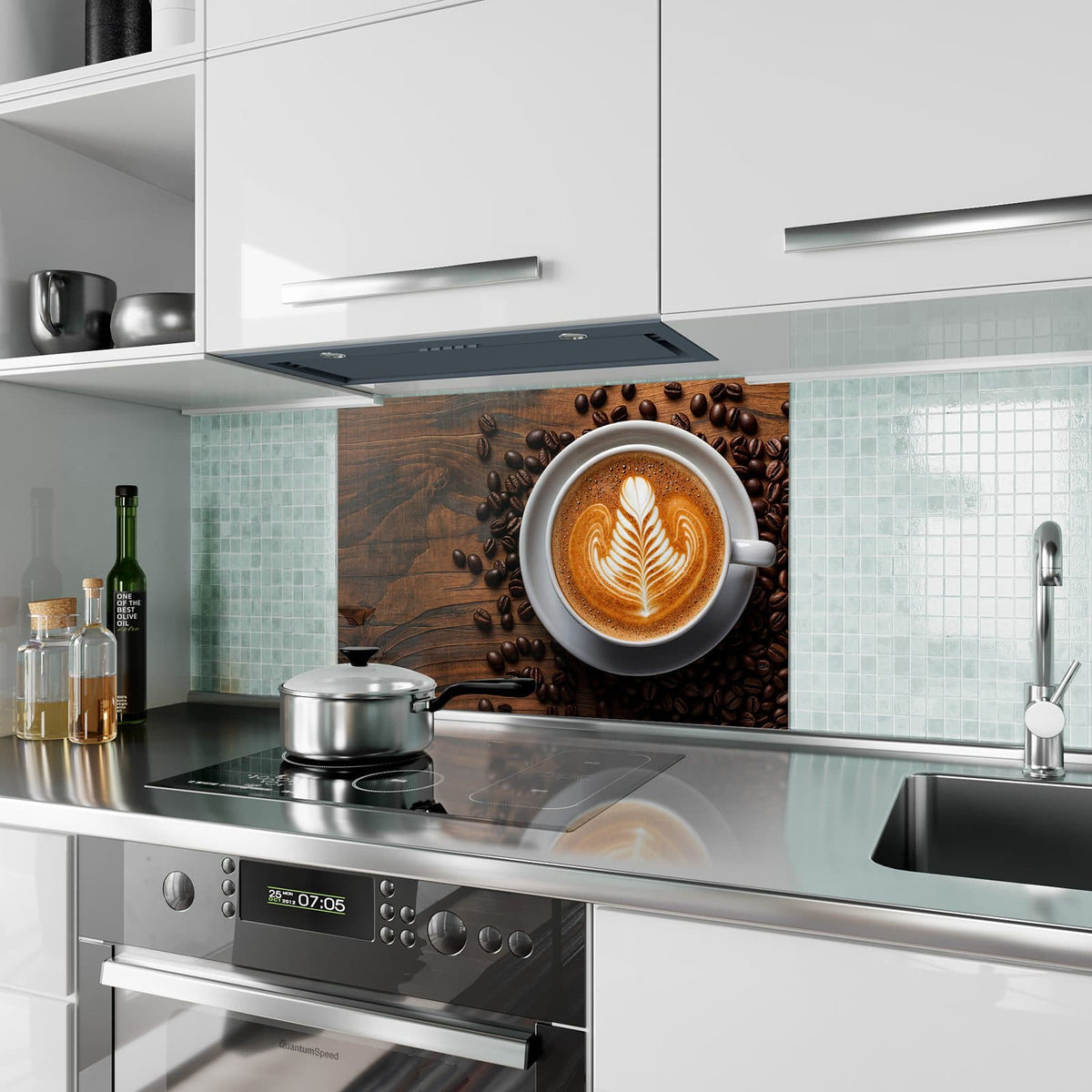 Küchenrückwand aus Glas Kaffee mit Latte Art im Hochformat als Spritzschutz hinter dem Kochfeld, über dem Fliesenspiegel montiert