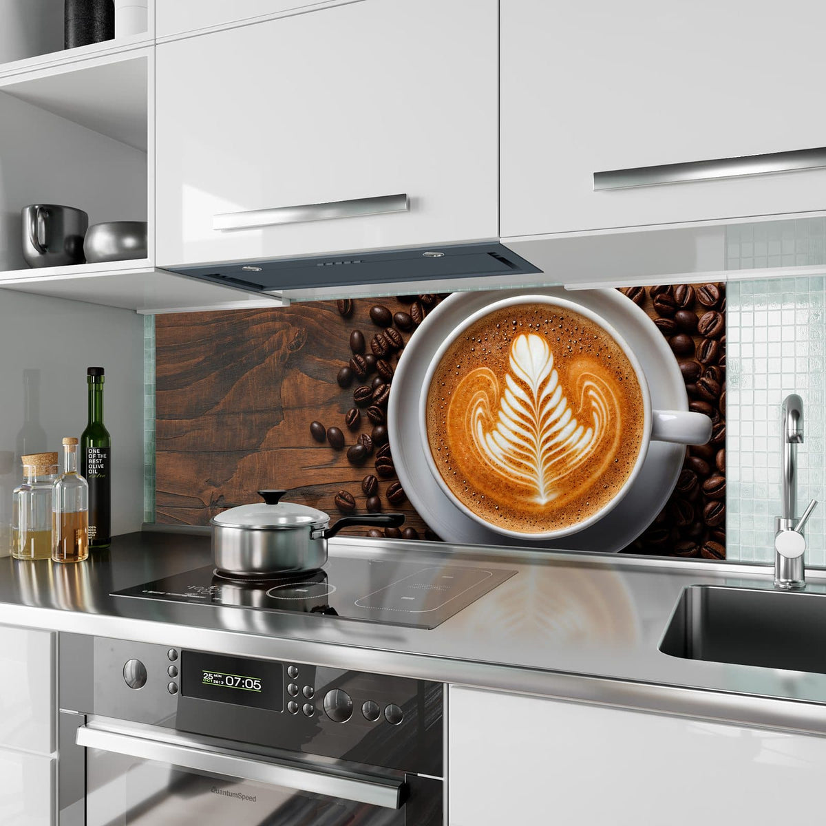 Küchenrückwand aus Glas Kaffee mit Latte Art im Hochformat als Spritzschutz hinter dem Kochfeld, über dem Fliesenspiegel montiert
