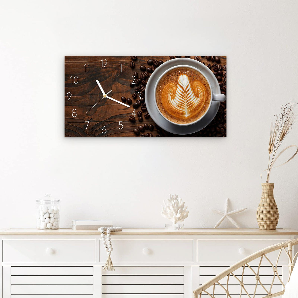 Wanduhr Stille Kaffeegenuss aus Glas – Querformat 60 × 30 cm – Latte-Art-Blatt auf dunklem Holz