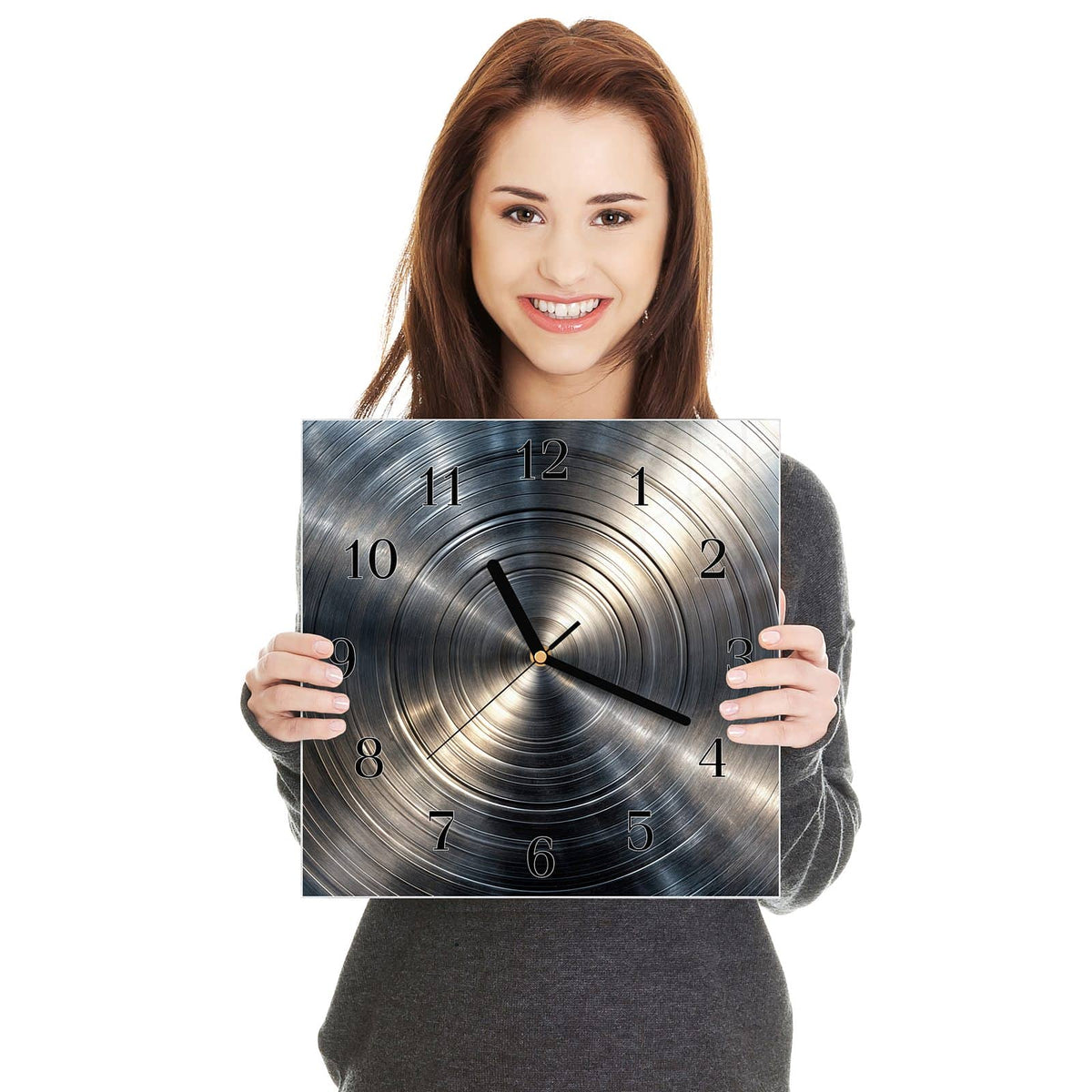 Quadratische Wanduhr aus Glas Konzentrische Kreise in zwei Händen gehalten – Größenvergleich, 30 × 30 cm