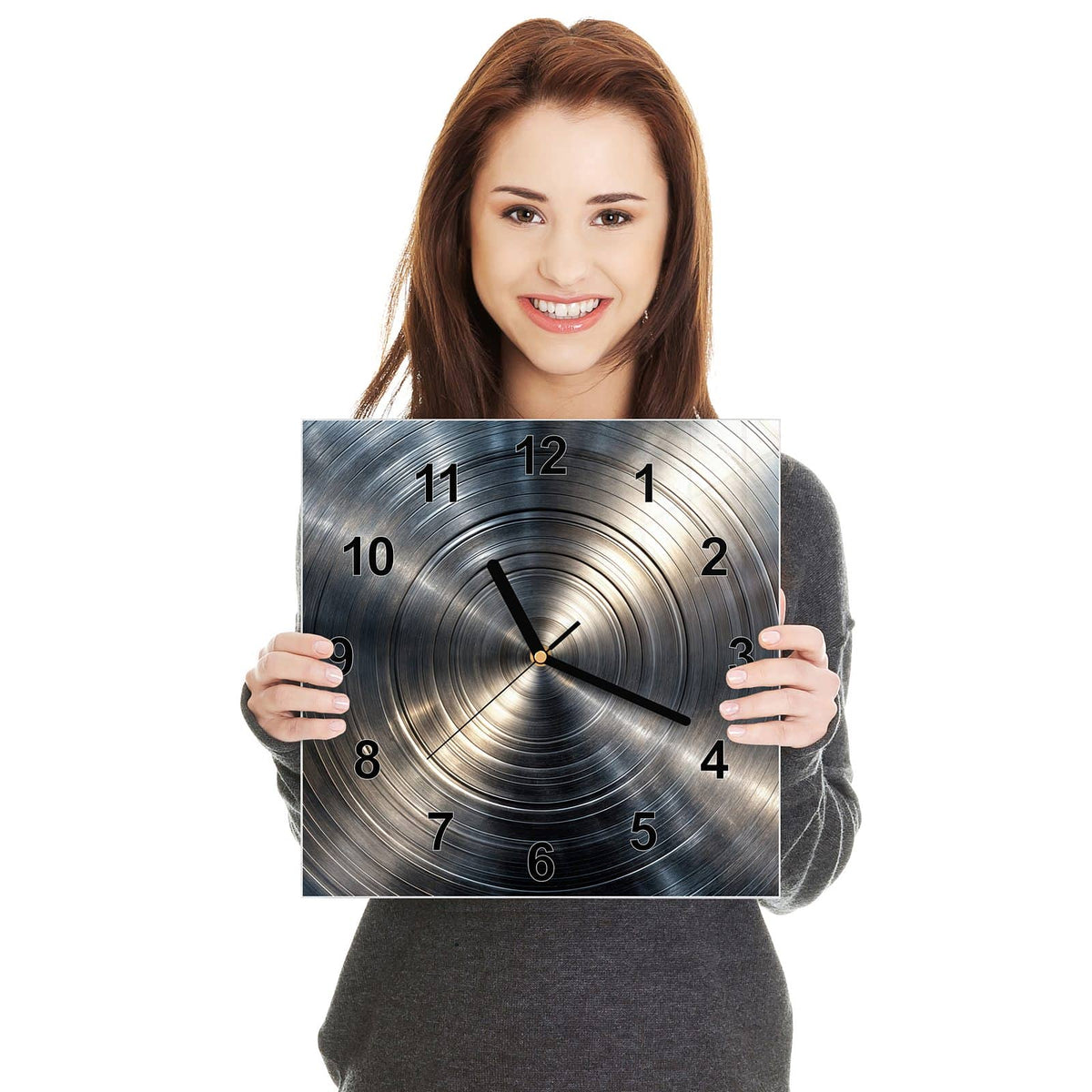 Quadratische Wanduhr aus Glas Konzentrische Kreise in zwei Händen gehalten – Größenvergleich, 30 × 30 cm
