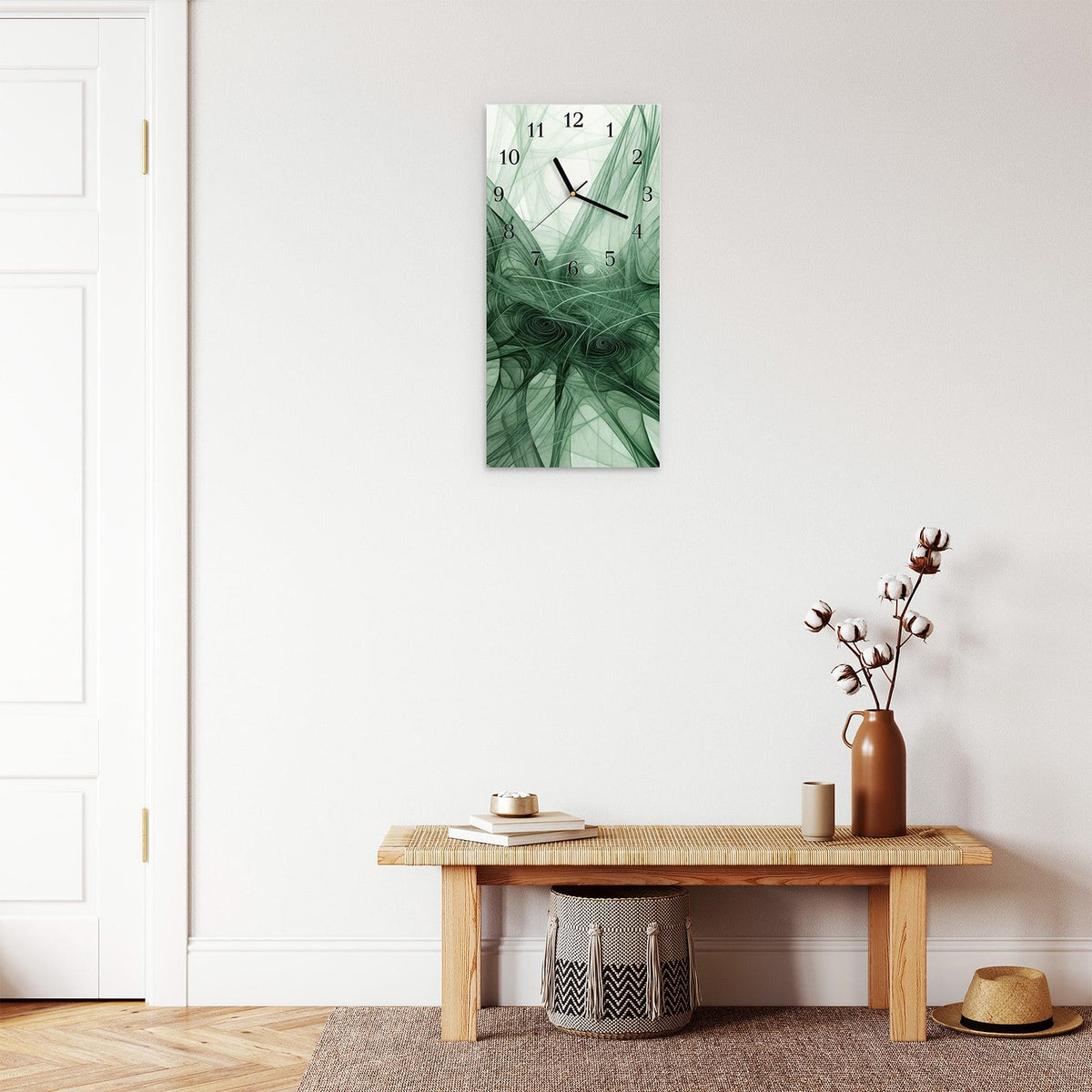 Wanduhr aus Glas im Hochformat Grünes Netzmuster mit Ziffernblatt Klassisch über einer Holzbank im Flur