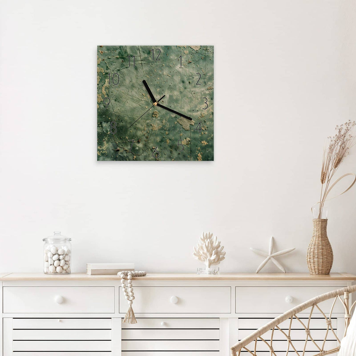 Quadratische Wanduhr aus Glas Grüne Patina mit Ziffernblatt Elegant über einem weißen Sideboard