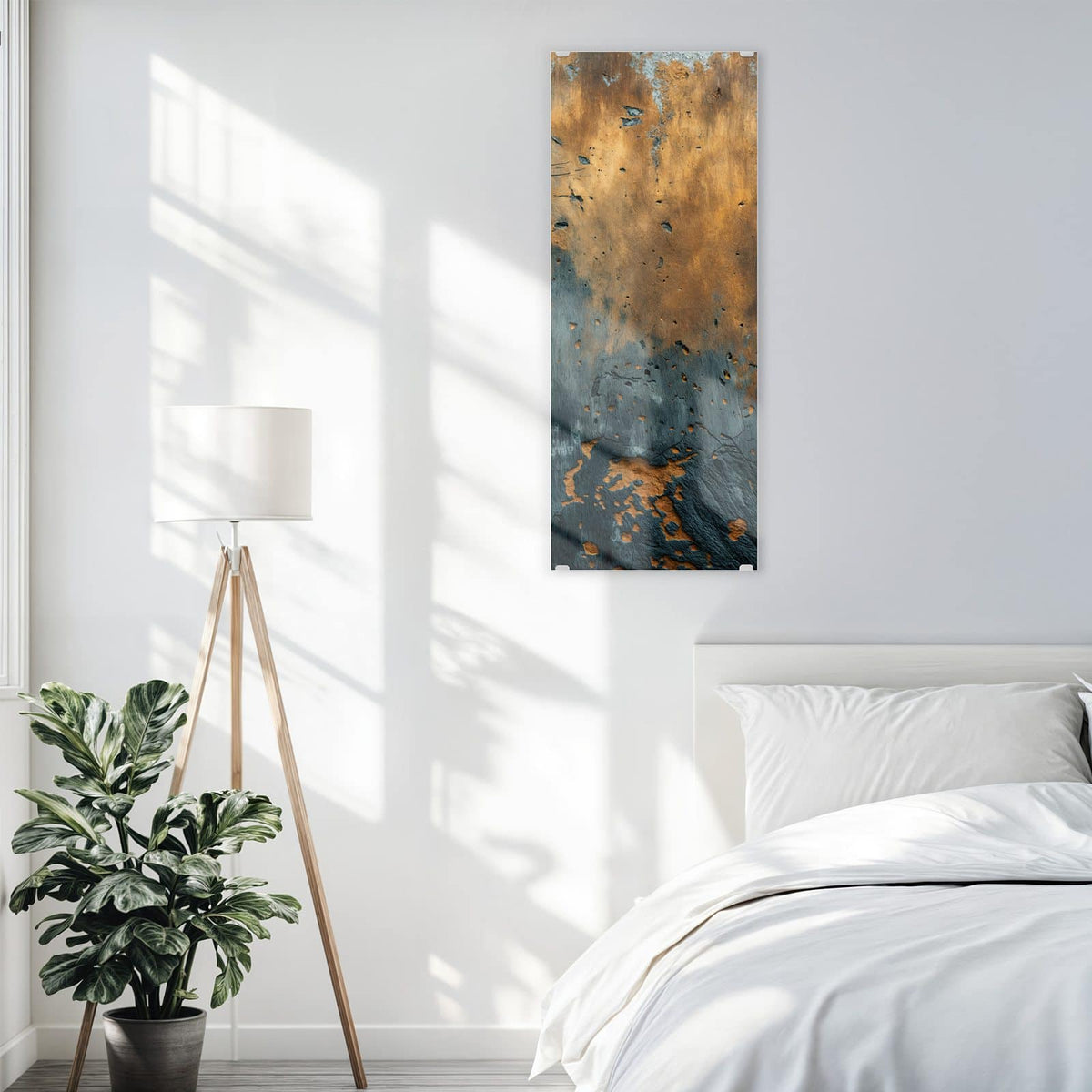 Glasbild Rost über Schiefer an der Wand – Oben rostig-goldene, unten schiefergrau-blaue verwitterte Metall-/Steinfläche
