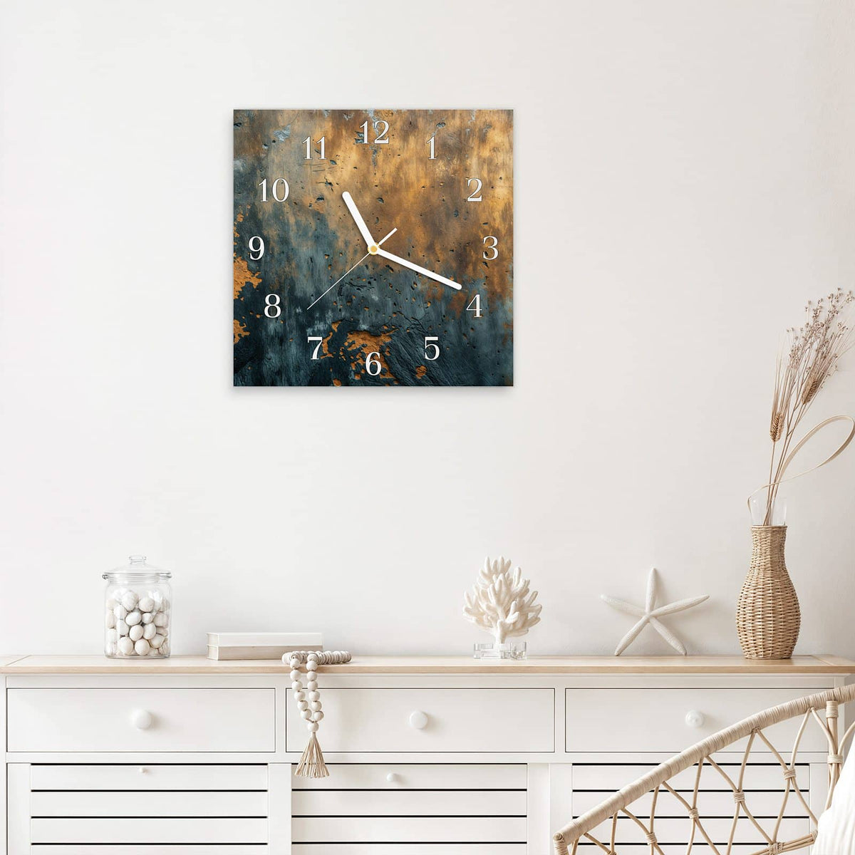 Quadratische Wanduhr aus Glas Rost über Schiefer mit Ziffernblatt Klassisch über einem weißen Sideboard