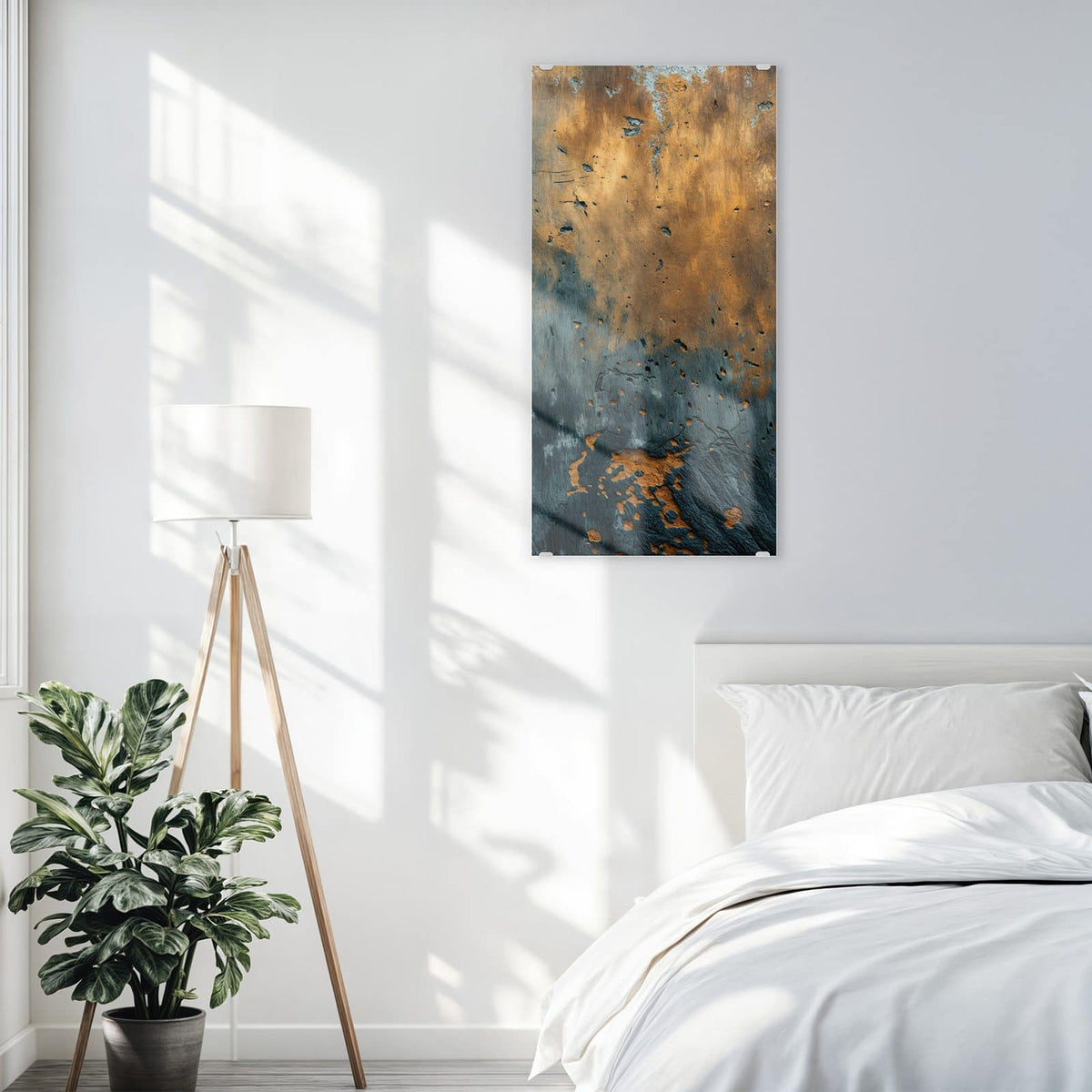 Glasbild Rost über Schiefer an der Wand – Oben rostig-goldene, unten schiefergrau-blaue verwitterte Metall-/Steinfläche