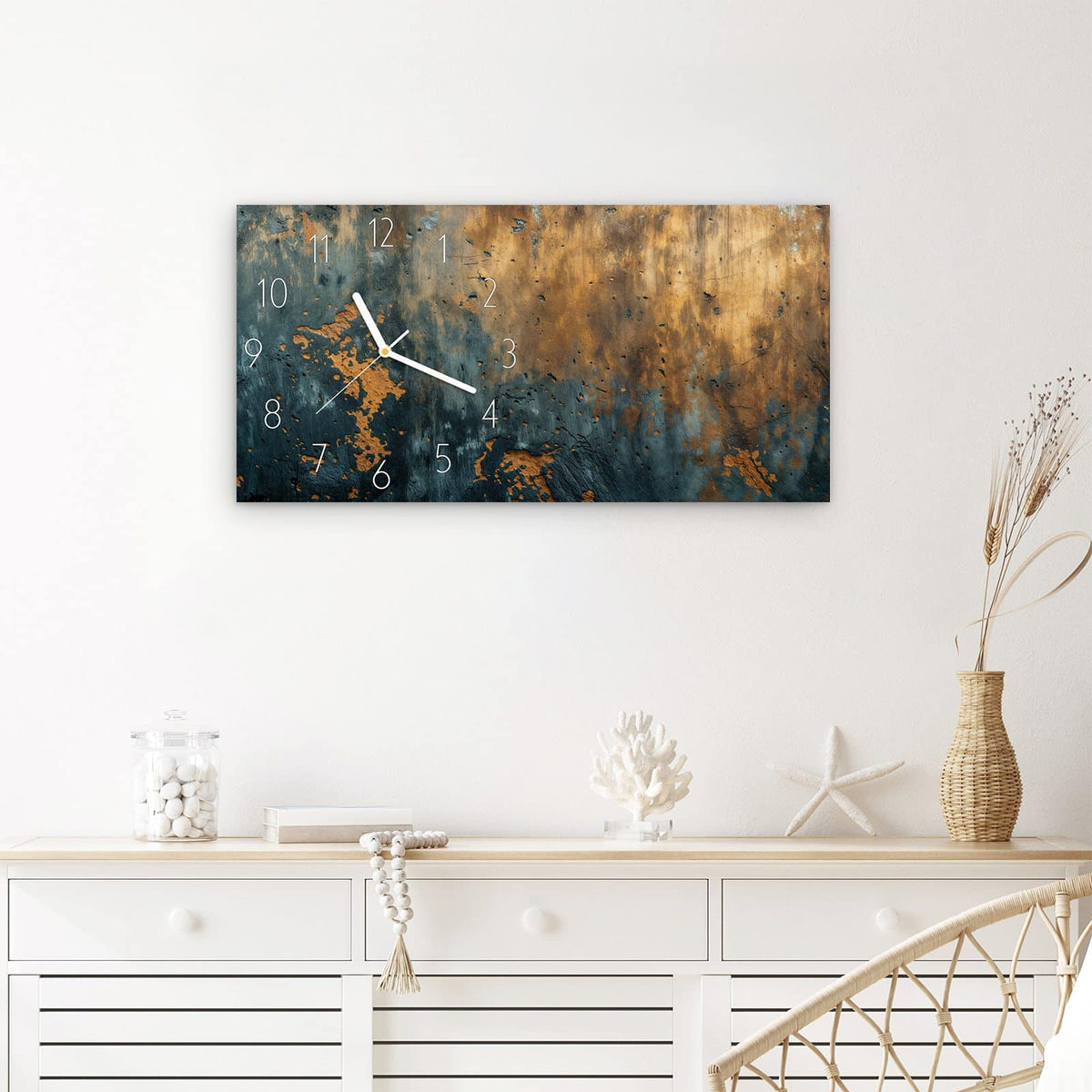Wanduhr verwitterte Wand aus Glas – Querformat 60 × 30 cm – Rost und Blau im Wabi-Sabi-Stil