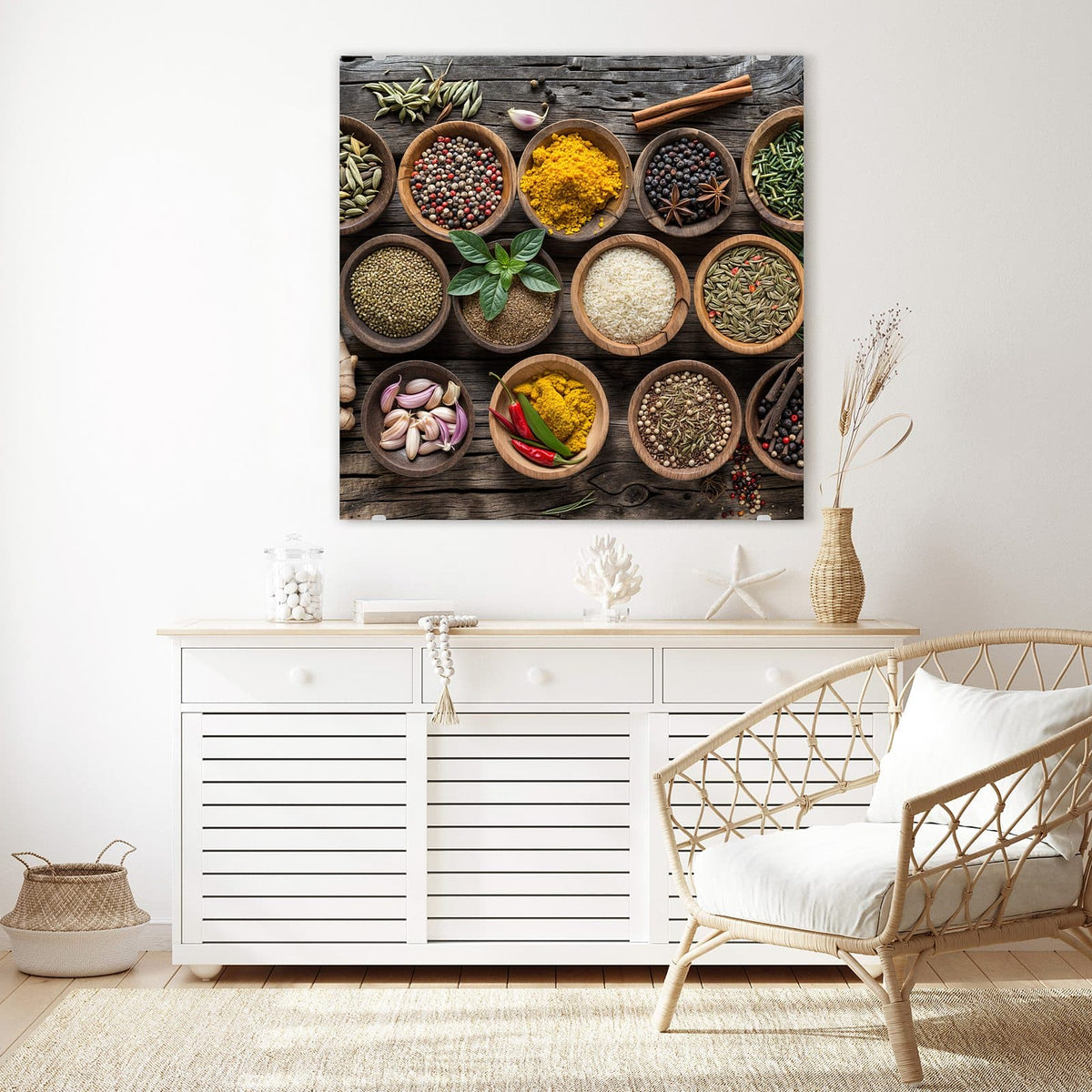 Glasbild Gewürze auf Holztisch an der Wand – Runde Holzschalen mit Pfeffer, Kurkuma, Reis, Knoblauch und Chili auf grauem Holztisch