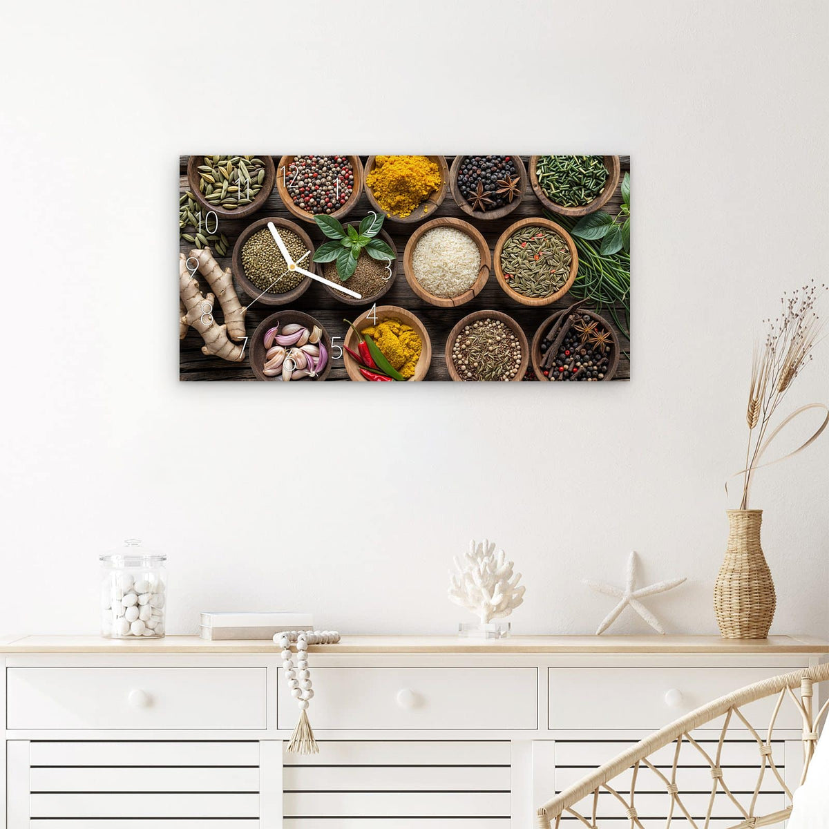 Wanduhr Verschiedenartige Gewürze aus Glas – Querformat 60 × 30 cm – Gewürze in Holzschalen von oben