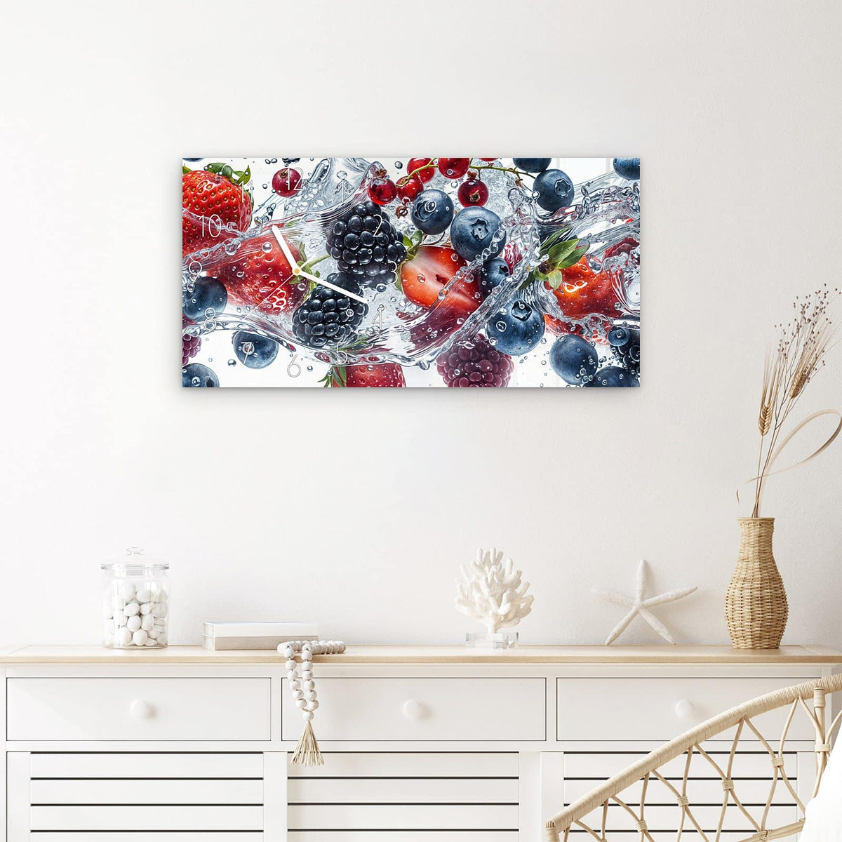 Wanduhr Beeren im Wasser aus Glas – Querformat 60 × 30 cm – Beeren im spritzenden Wasser