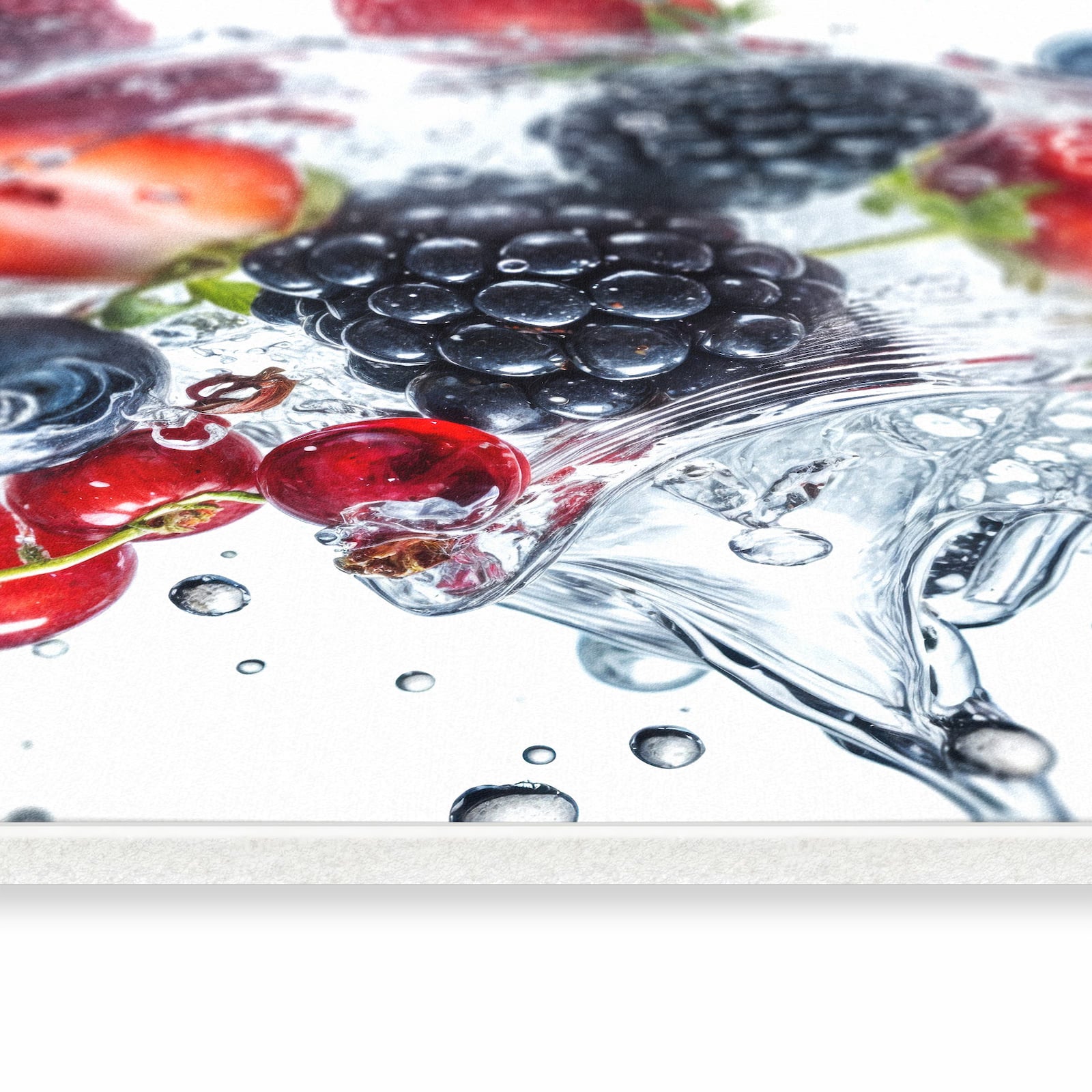 Langlebiger Küchenteppich mit Motiv Beeren im Wasser in seitlicher Ansicht