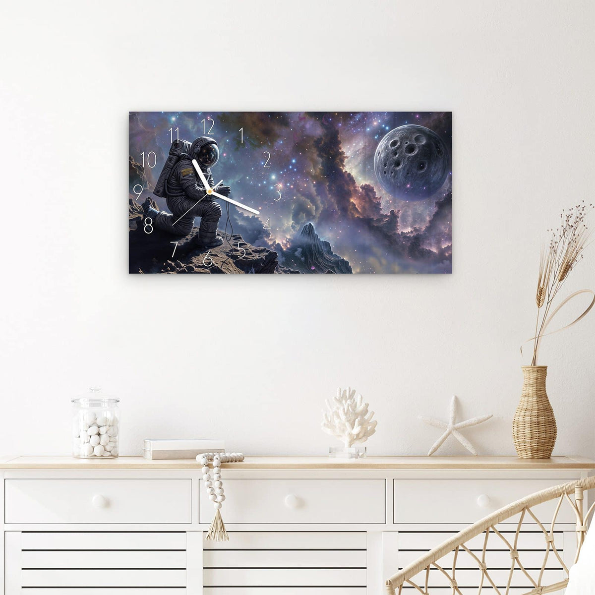 Wanduhr Astronaut im Weltraum aus Glas – Querformat 60 × 30 cm – Astronaut vor bunten Nebeln