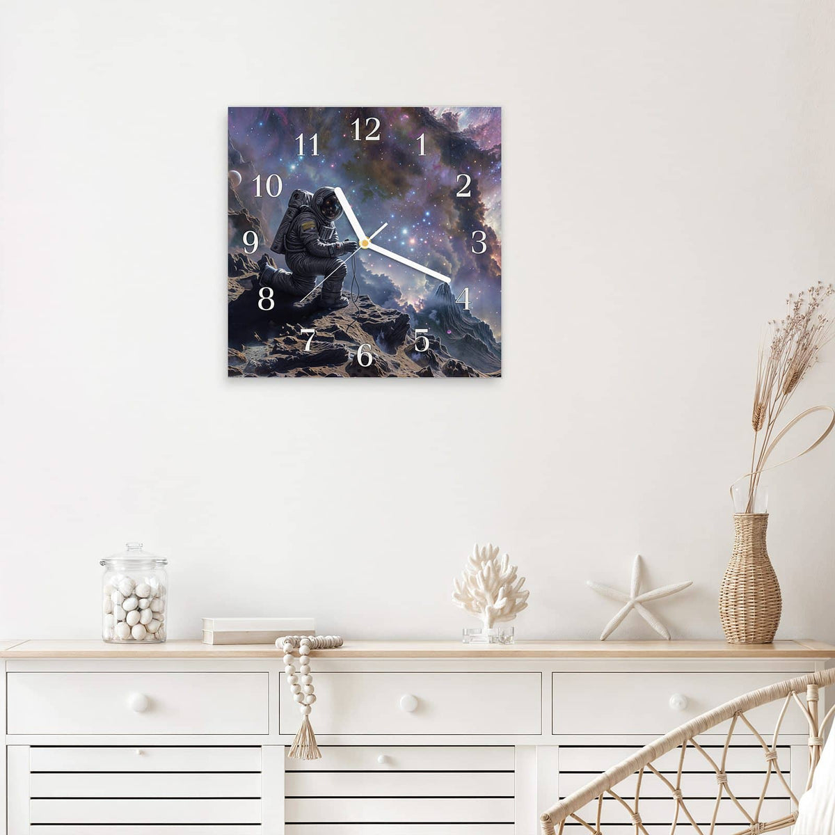 Quadratische Wanduhr aus Glas Astronaut und Galaxie mit Ziffernblatt Klassisch über einem weißen Sideboard
