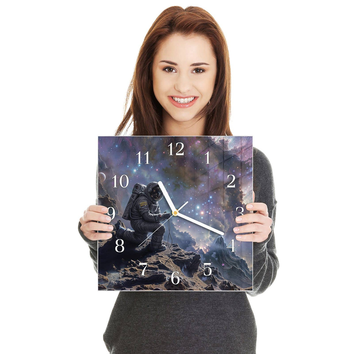 Quadratische Wanduhr aus Glas Astronaut und Galaxie in zwei Händen gehalten – Größenvergleich, 30 × 30 cm