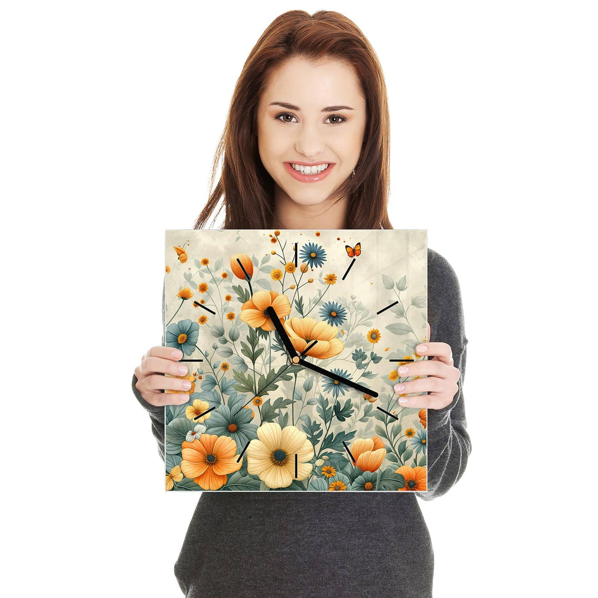 Quadratische Wanduhr aus Glas Sommerblüten auf Beige in zwei Händen gehalten – Größenvergleich, 30 × 30 cm