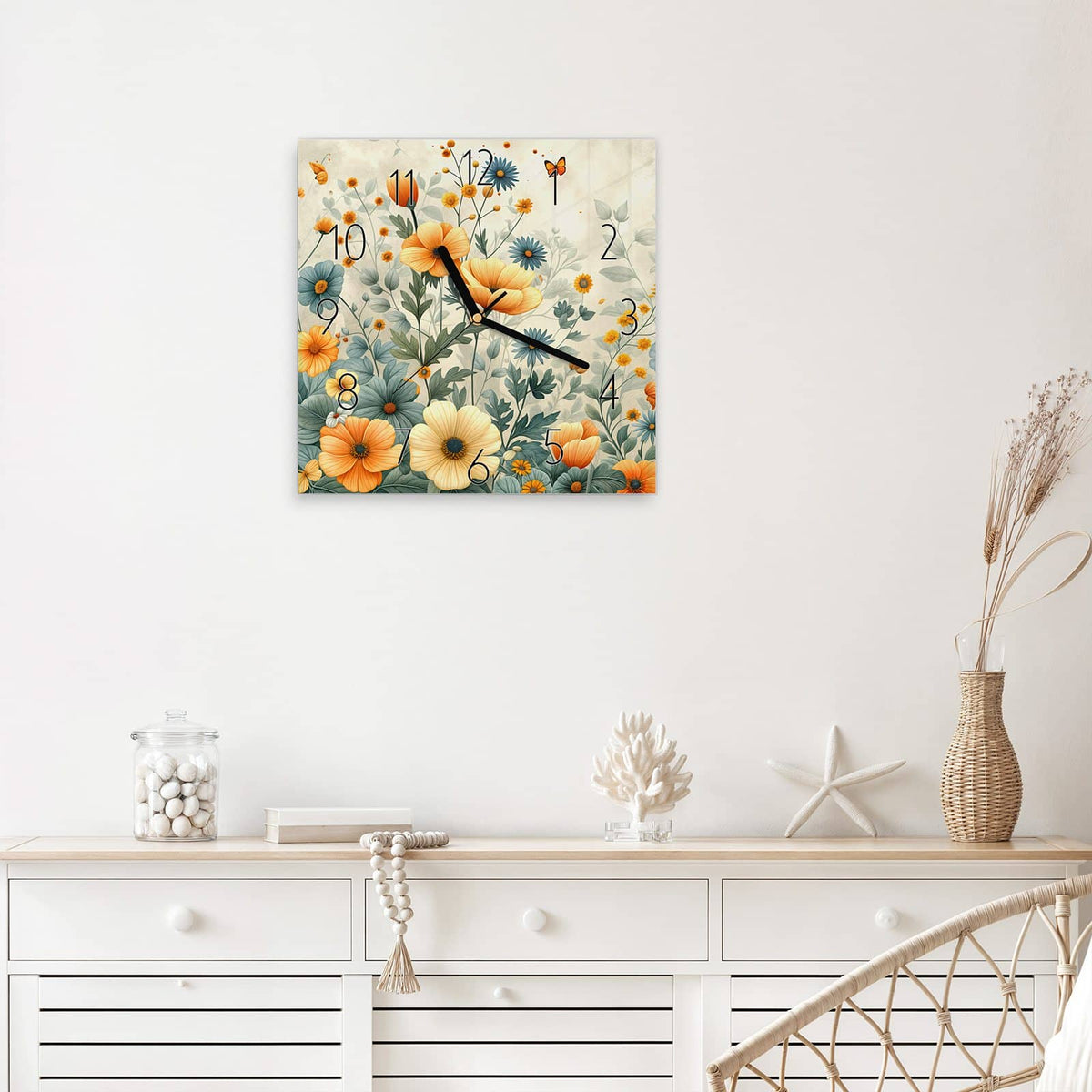 Quadratische Wanduhr aus Glas Sommerblüten auf Beige mit Ziffernblatt Elegant über einem weißen Sideboard